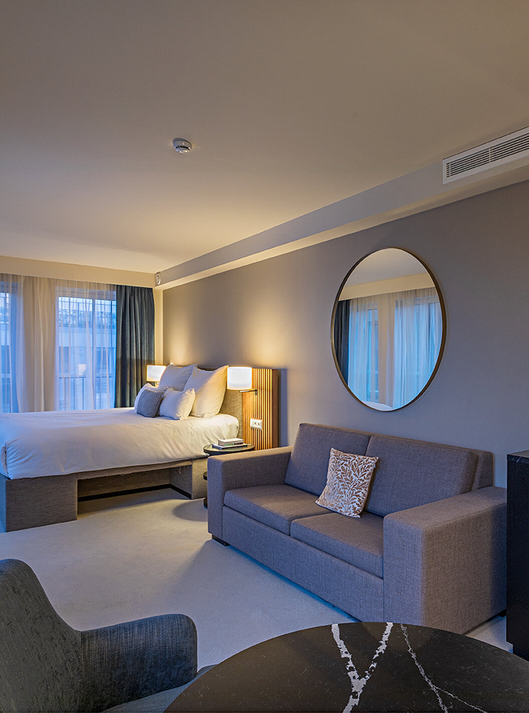 Das Premium Studio Zimmer im Pestana Amsterdam Riverside hat ein Doppelbett mit Sofa