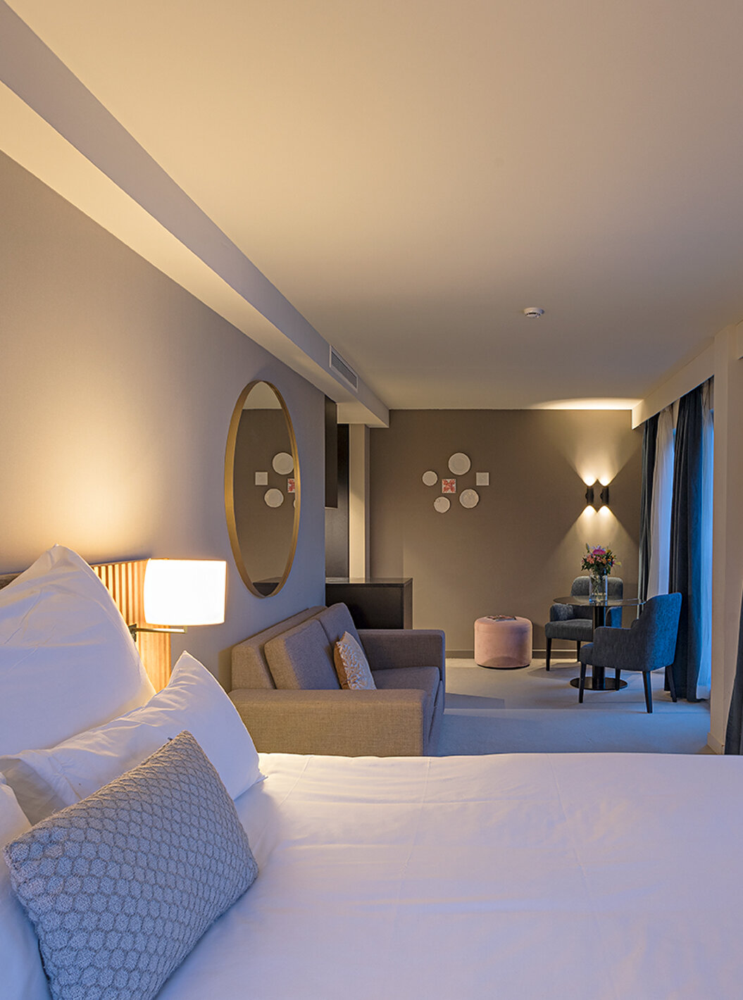 Das Premium Studio Zimmer im Pestana Amsterdam Riverside hat ein Doppelbett mit Sofa