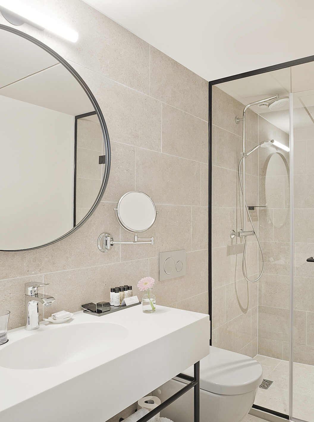 Das Executive - River View Zimmer im Pestana Amsterdam Riverside hat ein Bad mit Waschbecken