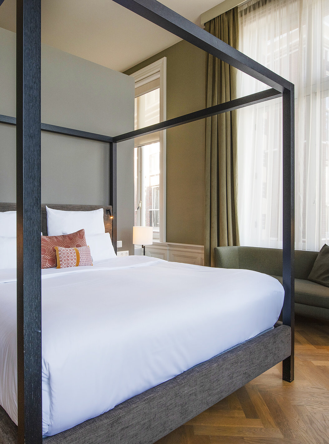Die Junior Suite - River View im Pestana Amsterdam Riverside hat ein Doppelbett mit Sofa