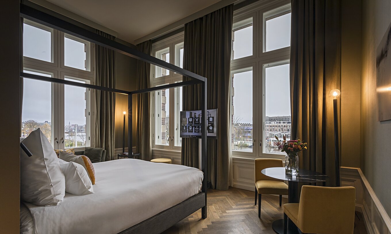 Die Präsidenten Suite - River View im Pestana Amsterdam Riverside hat ein Doppelbett und Fernseher