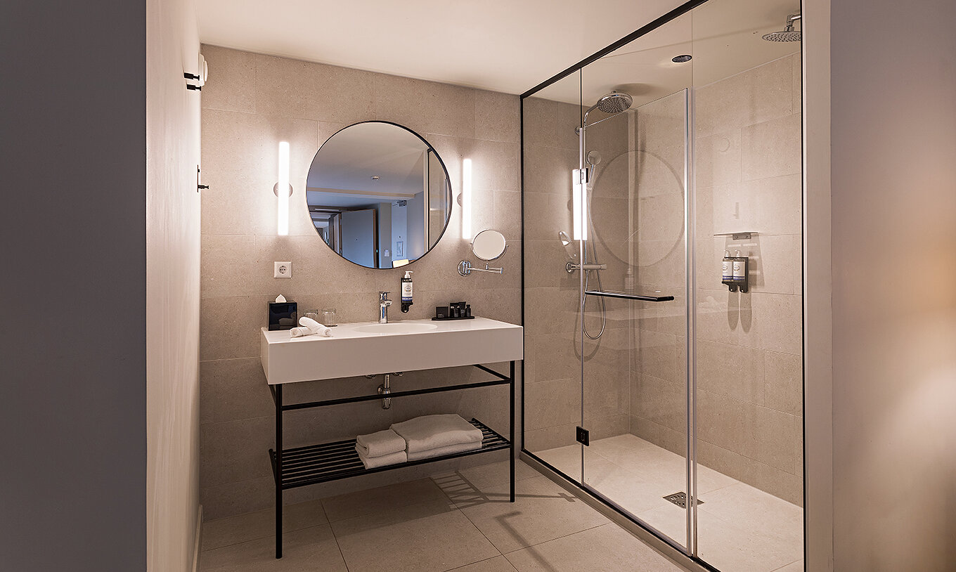 Das Executive Terrace Zimmer im Pestana Amsterdam Riverside hat ein Bad mit Waschbecken