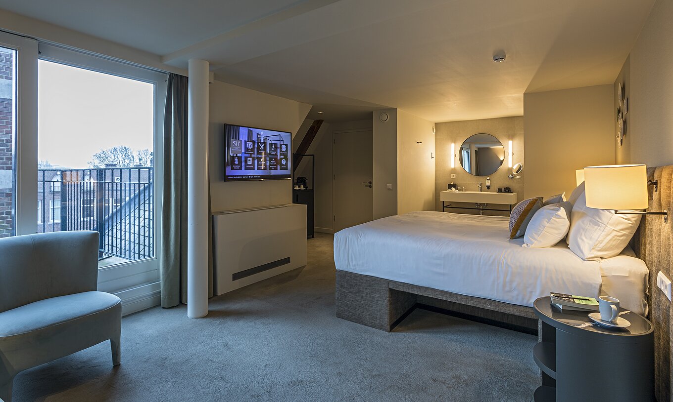Die Executive Terrasse im Pestana Amsterdam Riverside hat ein Doppelbett