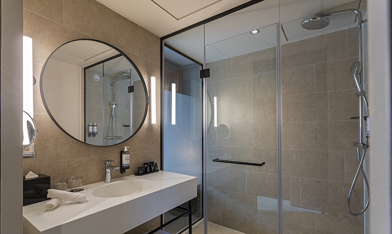 Das Executive Zimmer im Pestana Amsterdam Riverside hat ein Bad mit Waschbecken