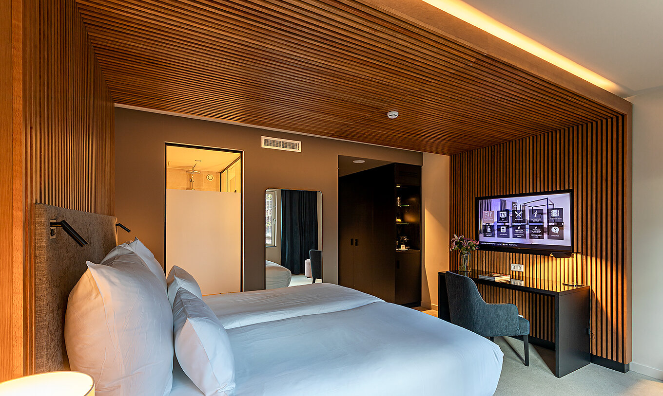Das Executive Zimmer im Pestana Amsterdam Riverside hat zwei Einzelbetten und Fernseher
