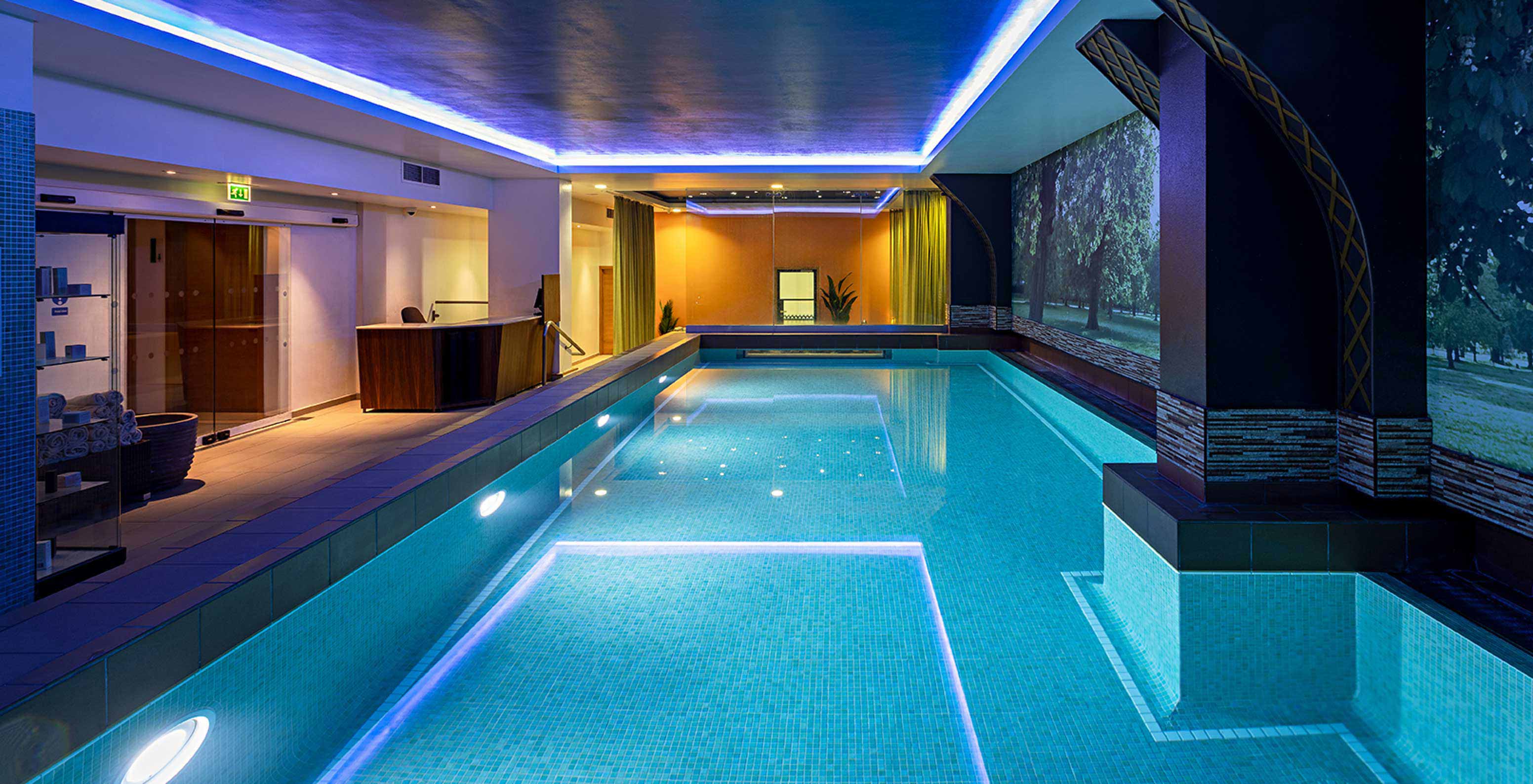 Pestana Chelsea Bridge 4‑Sterne‑Hotel in London mit beleuchtetem Innenpool und ruhigem Spa-Bereich