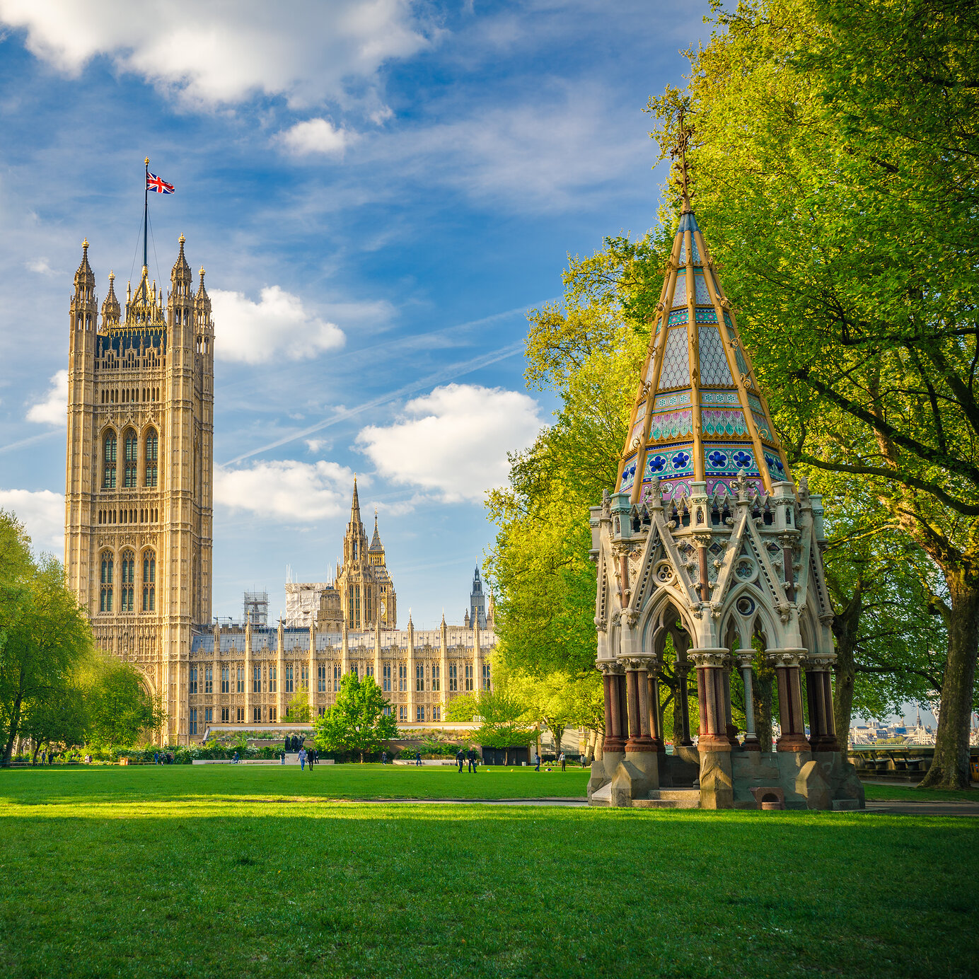 Victoria Tower Gardens, London Übernachten Sie im Pestana-Hotel und entspannen Sie sich in den grünen Gärten des Victoria Tower in London, Großbritannien.