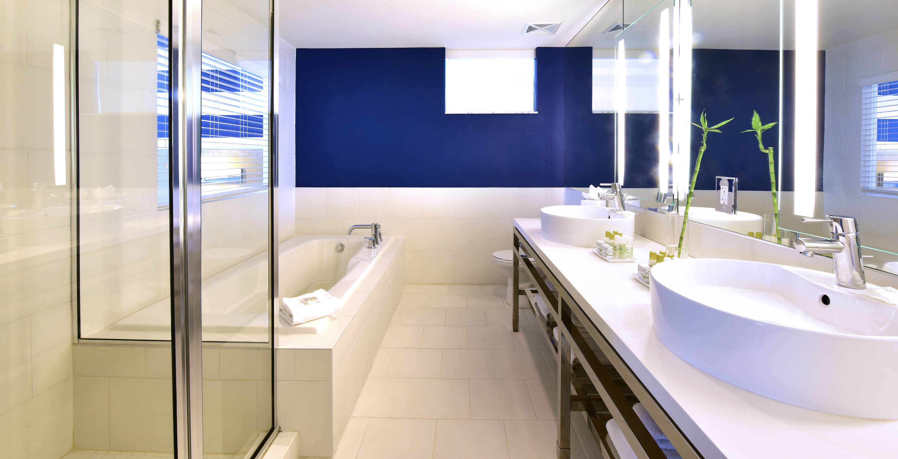 Die Suite King mit Balkon im Pestana Miami South Beach hat Waschbecken, großen Spiegel, Dusche oder Badewanne