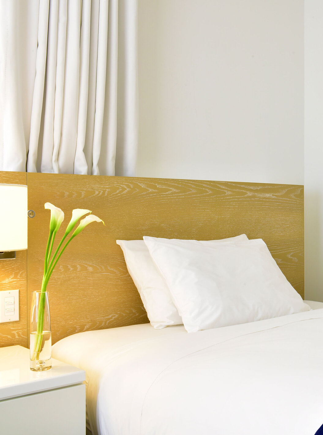 Das Superior-Doppelzimmer mit Queensize-Betten im Pestana Miami ist modern mit weißem Bett und schlichtem Stil