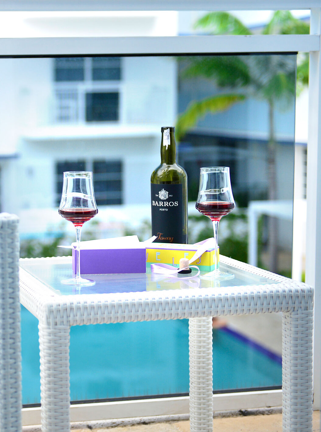 Die Suite mit zwei Schlafzimmern und Balkon im Pestana Miami hat Tisch und Poolblick.