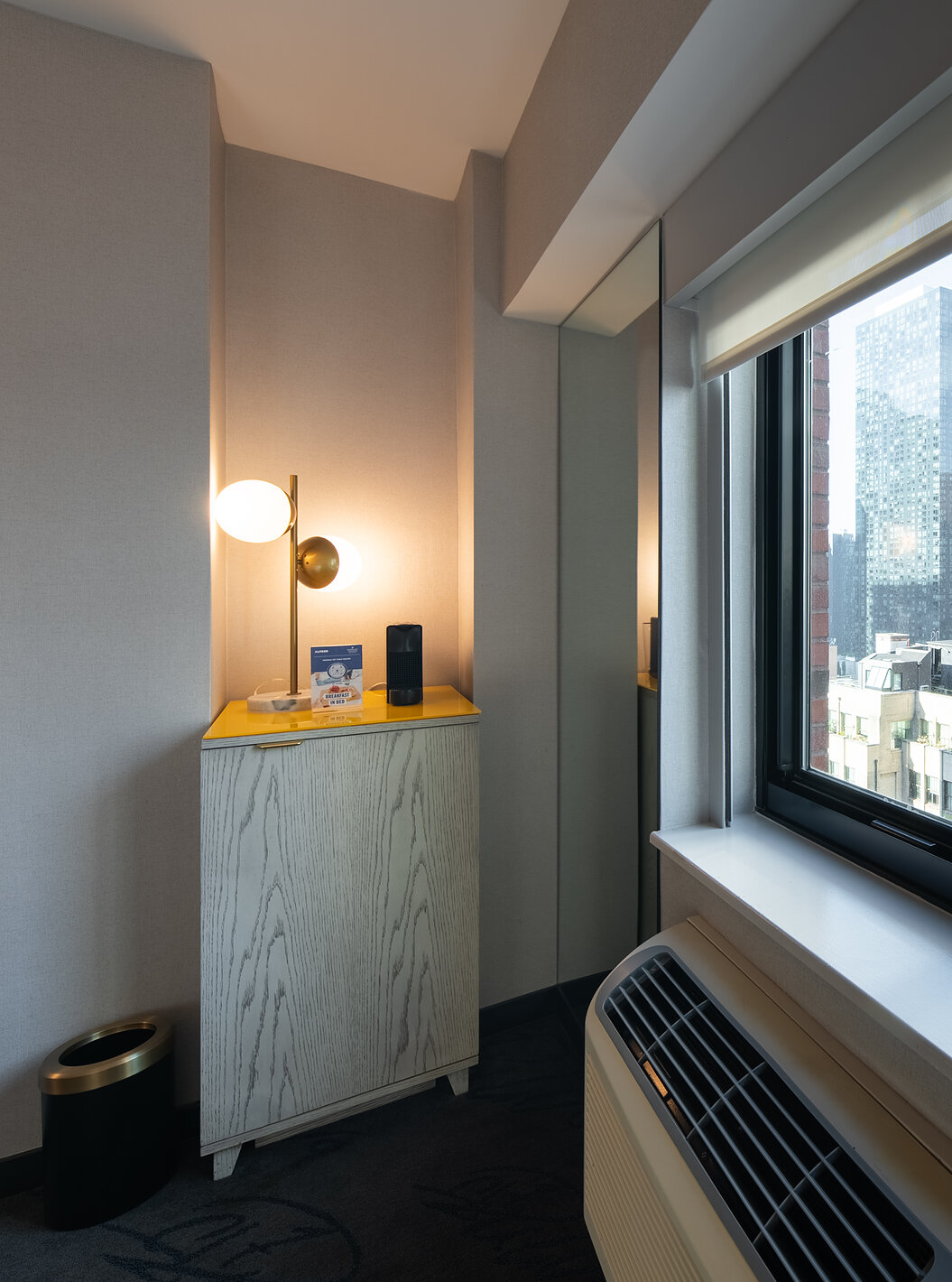 Das Deluxe King Room ADA im Pestana CR7 Times Square hat ein Fenster mit Stadtblick und eine Klimaanlage