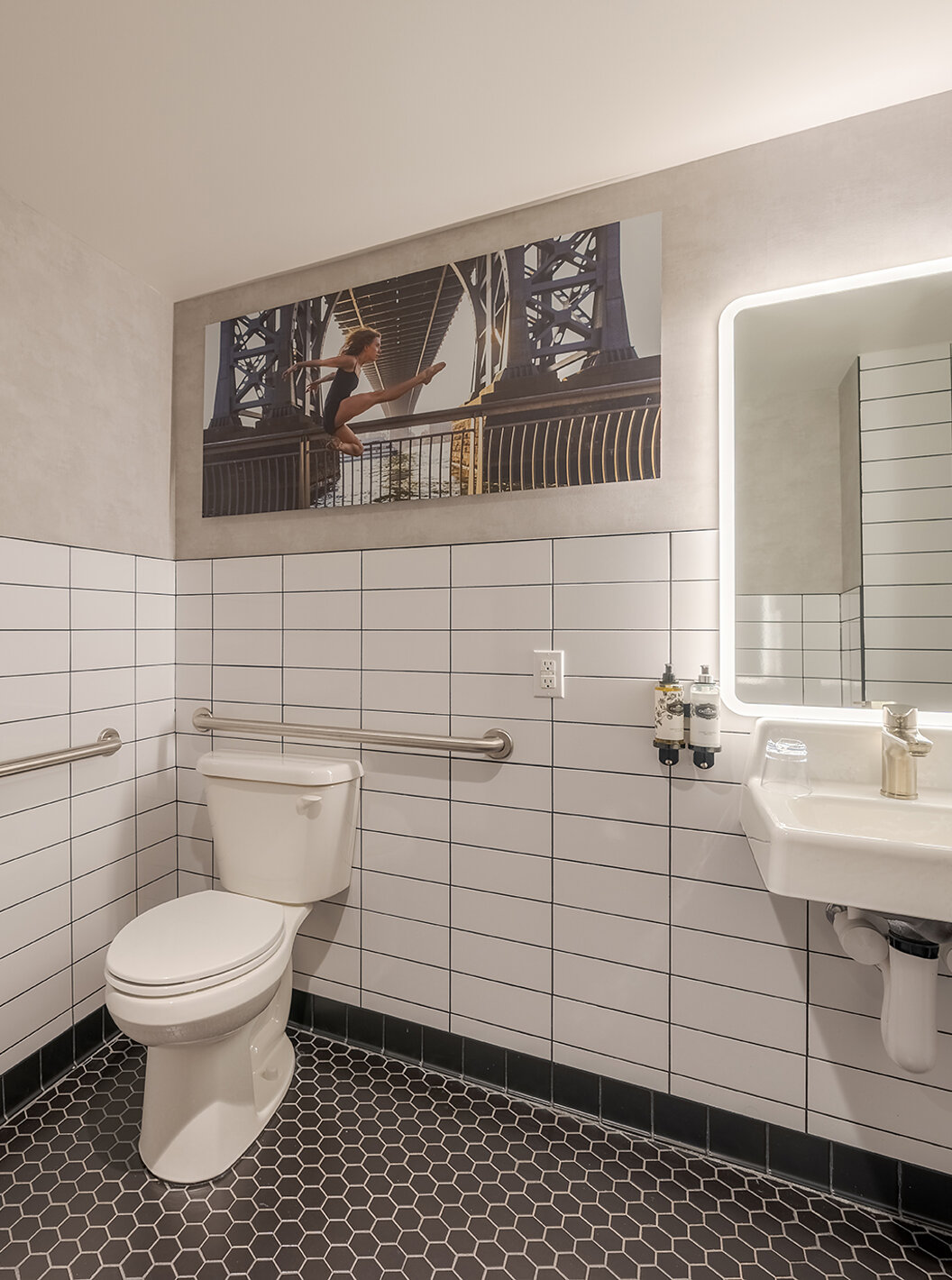 Das Comfort ADA im Pestana CR7 Times Square hat ein angepasstes Badezimmer mit Toilette, Waschbecken und Spiegel