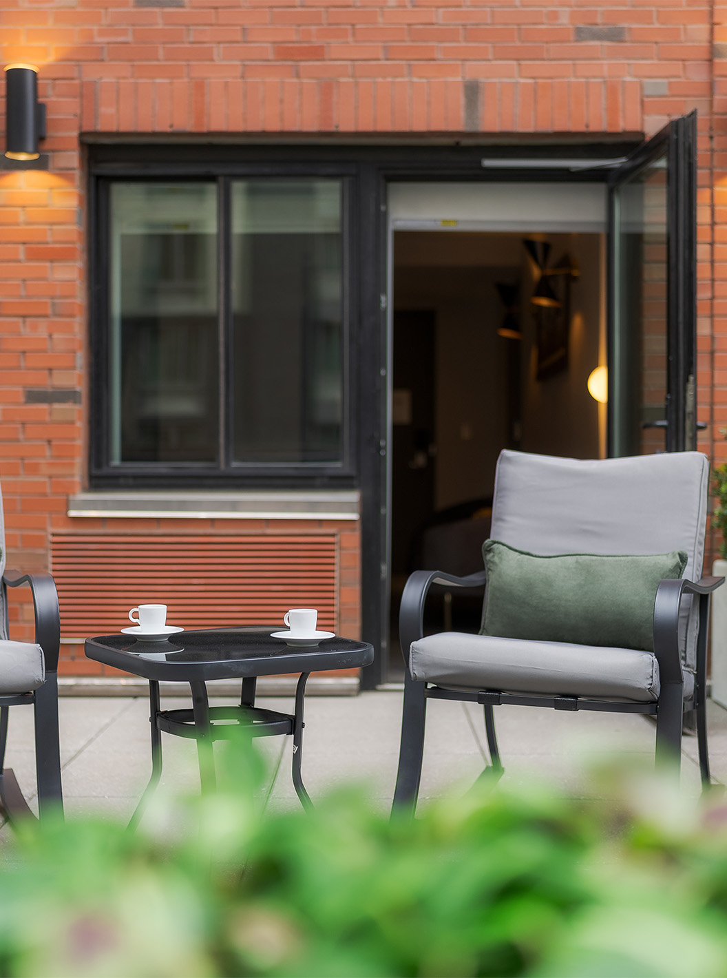 Die Junior Suite ADA mit Balkon und Aussicht im Pestana CR7 Times Square hat einen Balkon mit zwei Stühlen und einem Tisch