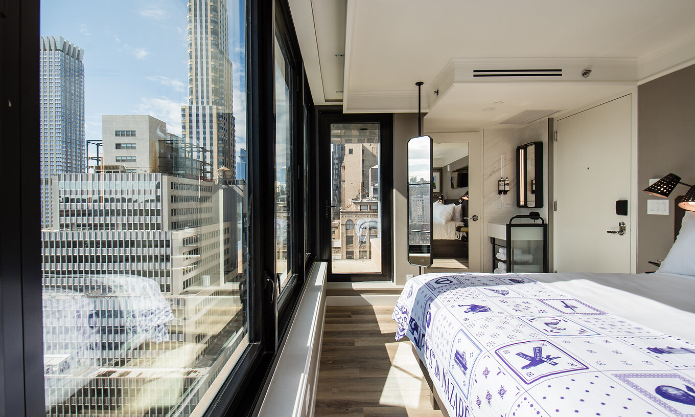 Das Zimmer mit Balkon im Pestana Park Avenue hat ein Doppelbett, Spiegel und Panorama-Stadtblick