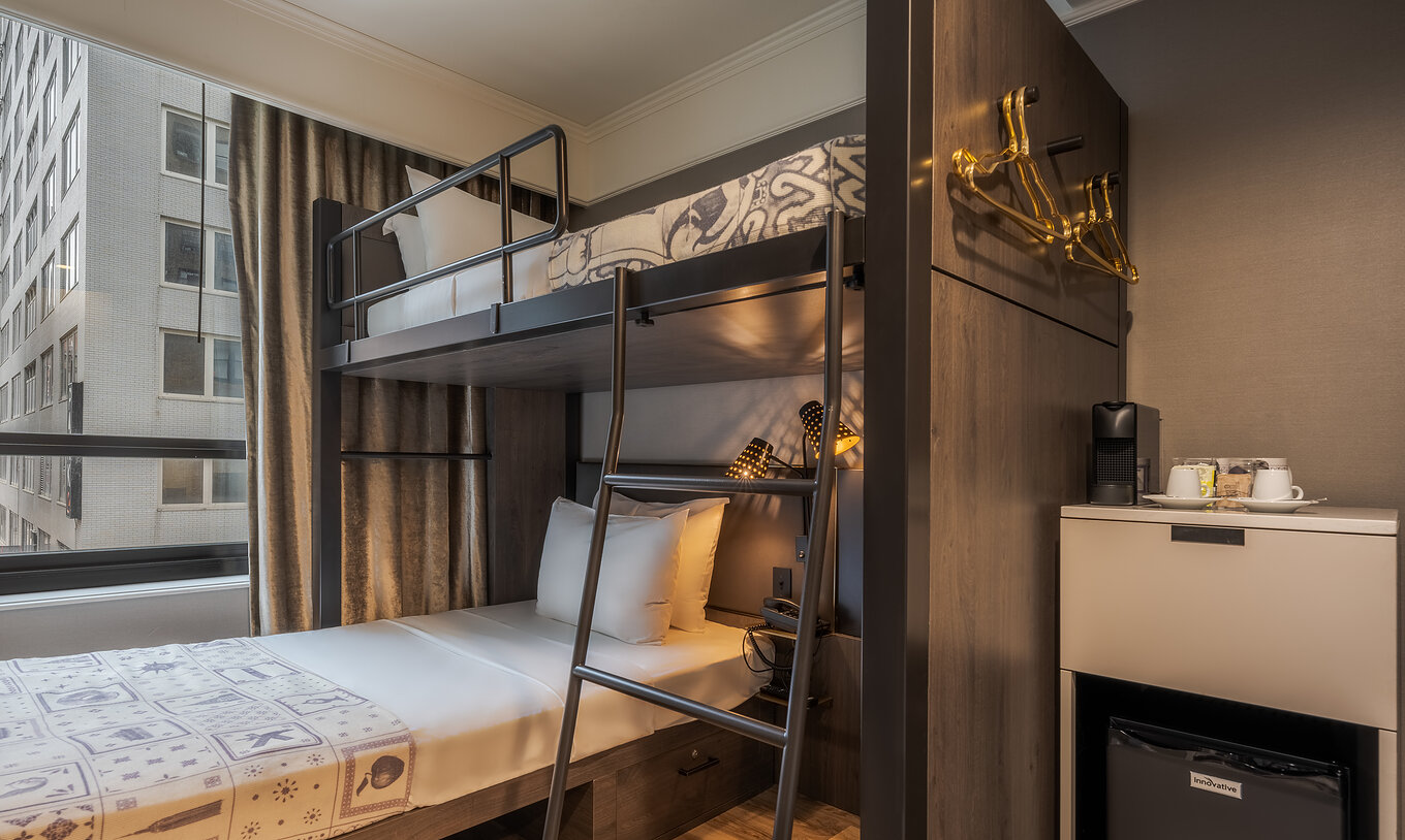 Das Cabin Zimmer im Pestana Park Avenue hat ein Etagenbett mit zwei Einzelbetten, Kühlschrank und Kaffeemaschine