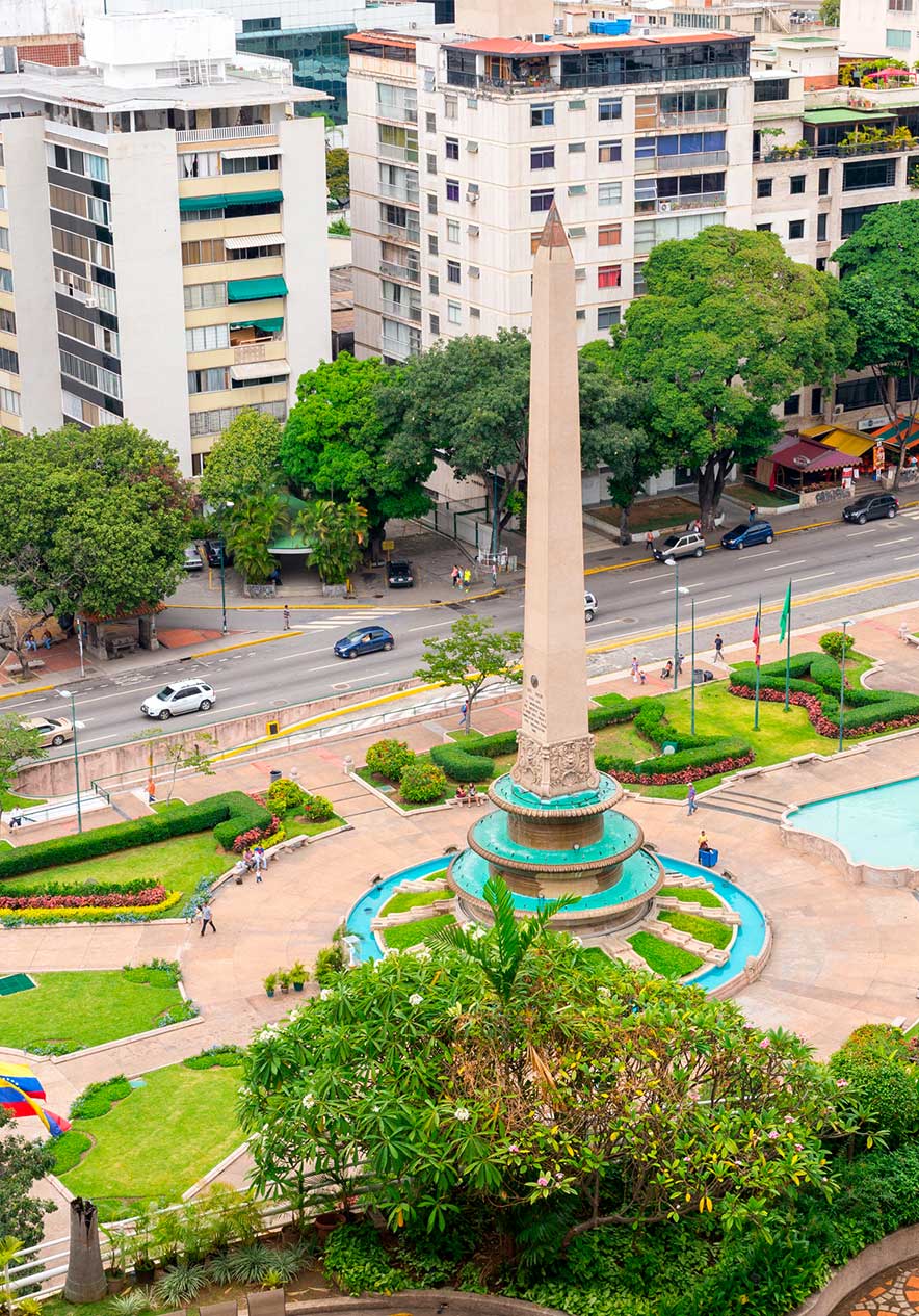 Altamira-Platz nahe Pestana Caracas, Hotel em Caracas, mit Obelisk, Brunnen und begrünten Wegen und Straßenansicht