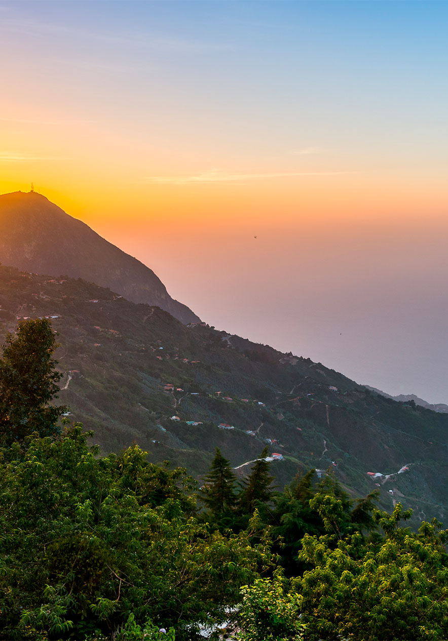 Berglandschaft von Galipán nahe Pestana Caracas, Hotel em Caracas mit Sonnenuntergang über grünen Hängen
