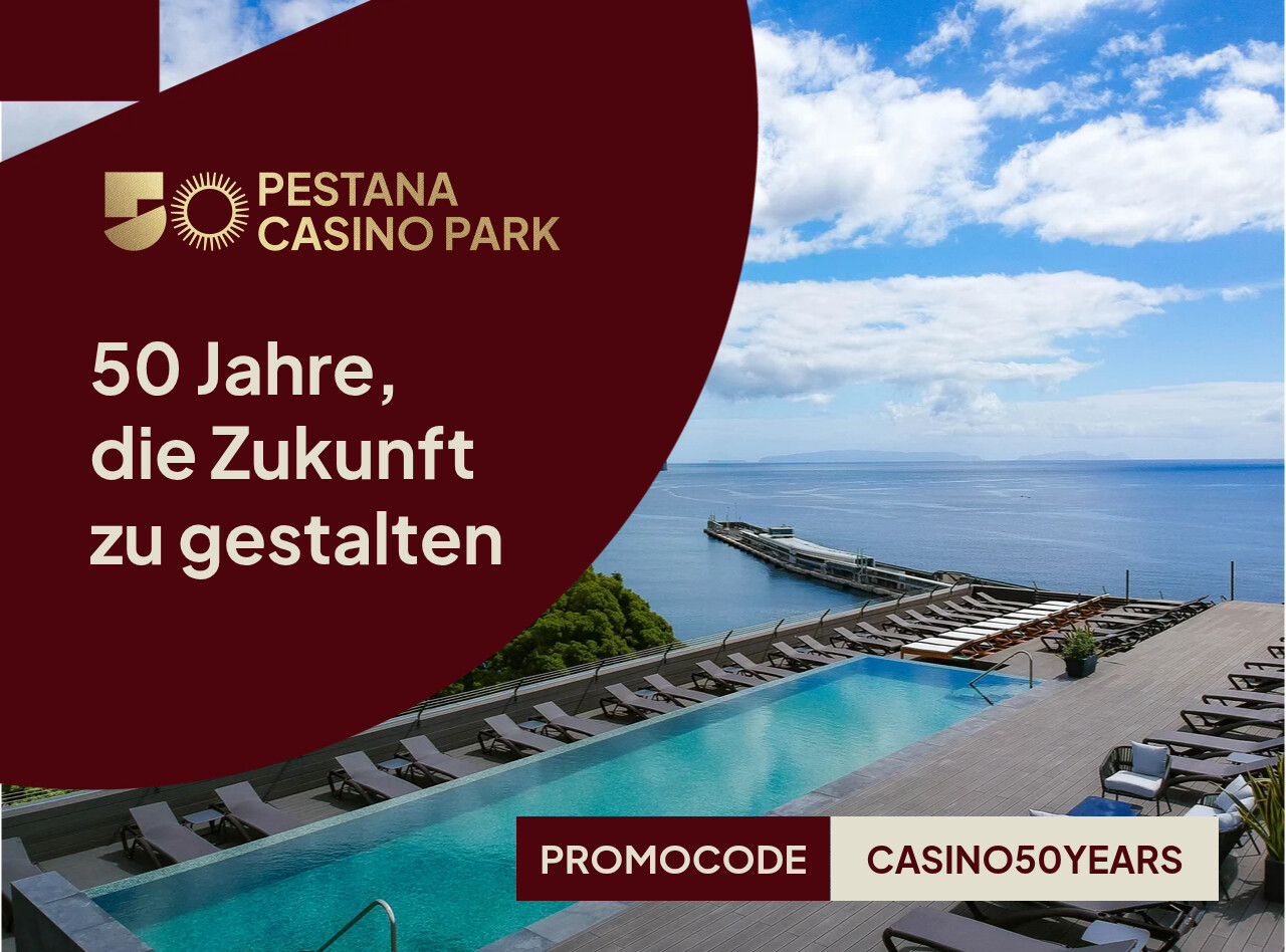 Infinitypool mit Liegestühlen am Meer unter blauem Himmel neben Werbegrafik zum 50-jährigen Pestana Casino Park