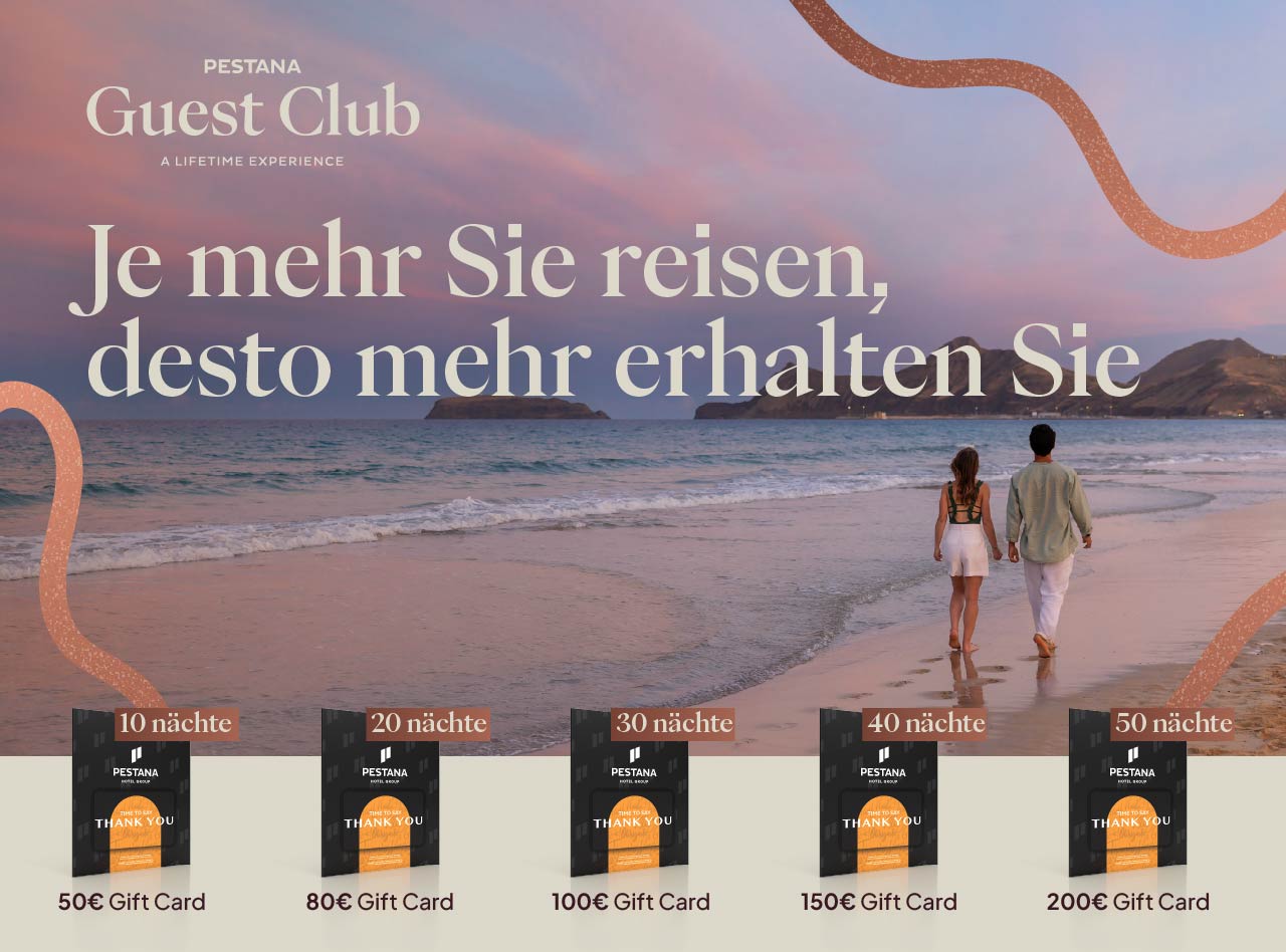 Paar am Strand bei Sonnenuntergang neben Pestana Guest Club Text und dargestellten Geschenkkarten am Meer