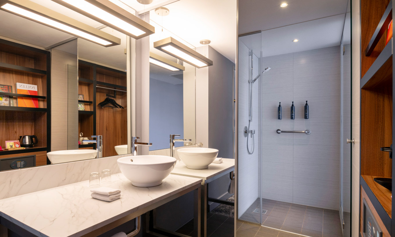 The Superior King at Pestana Brussels Schuman has a bathroom with a washbasin, a large mirror, and a shower