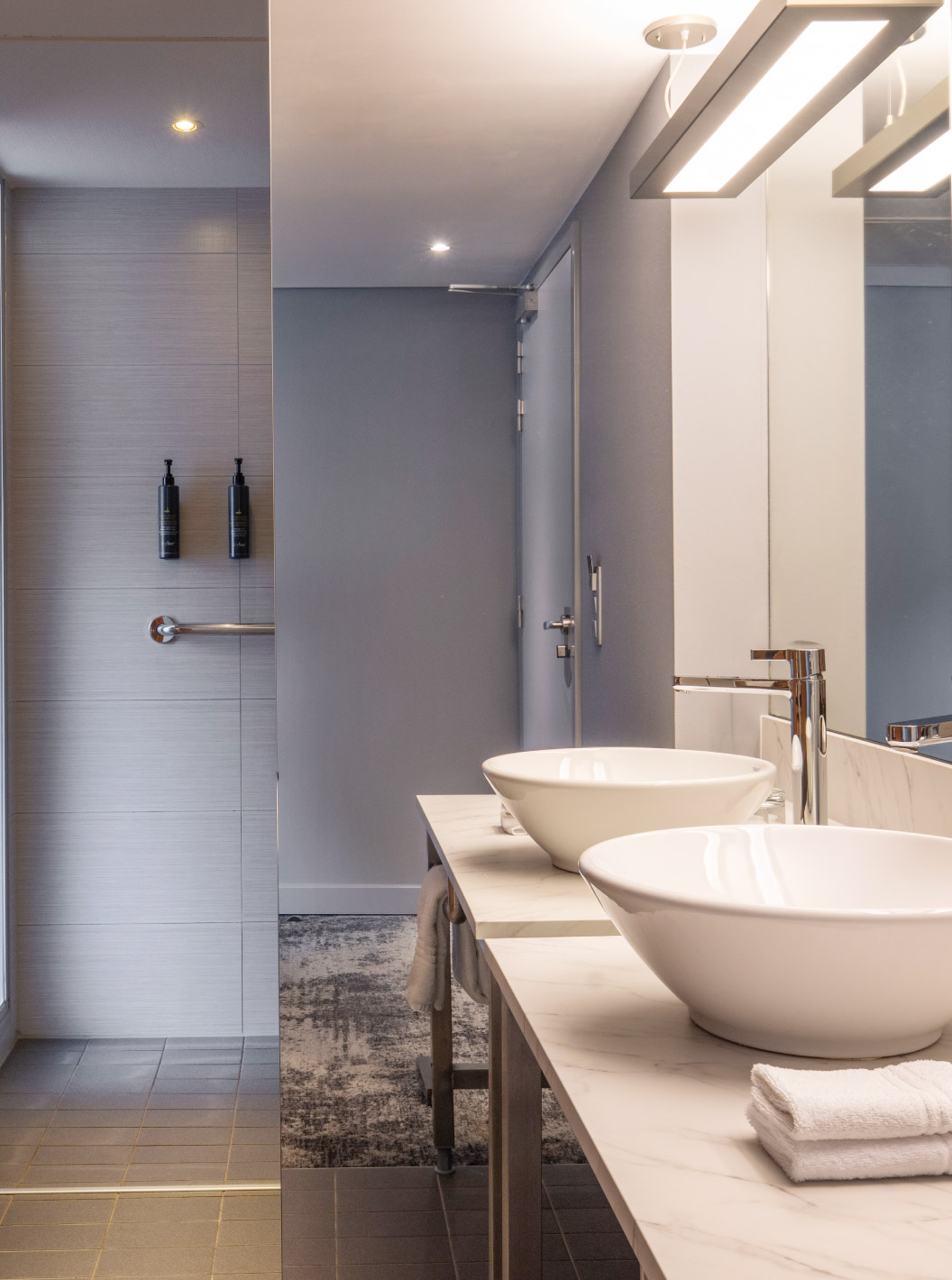 The Superior Twin at Pestana Brussels Schuman has a bathroom with a washbasin, a large mirror, and a shower