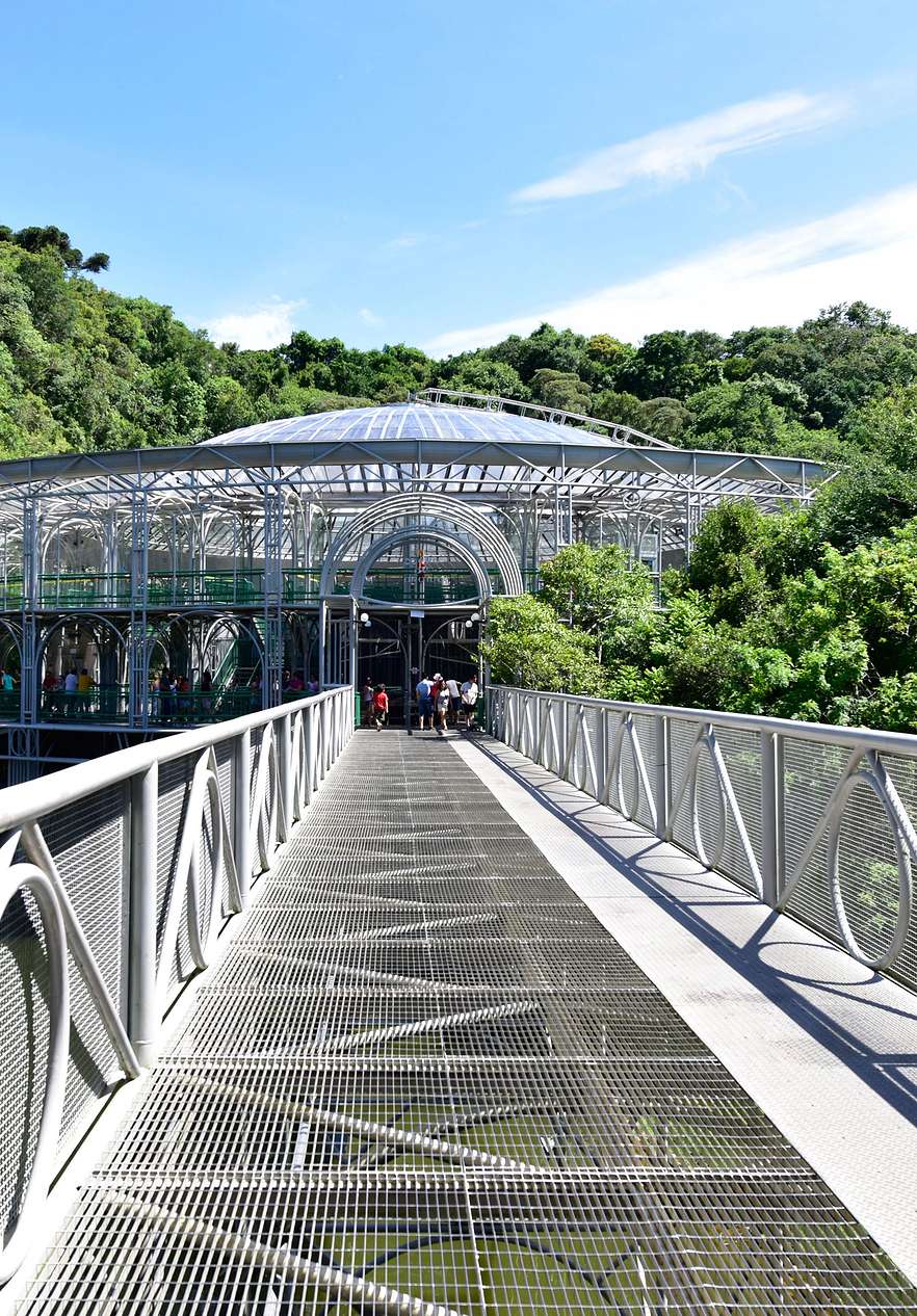Parque das Pedreiras near Pestana Curitiba, Hotel em Curitiba, no Brasil, with a metal walkway through lush trees