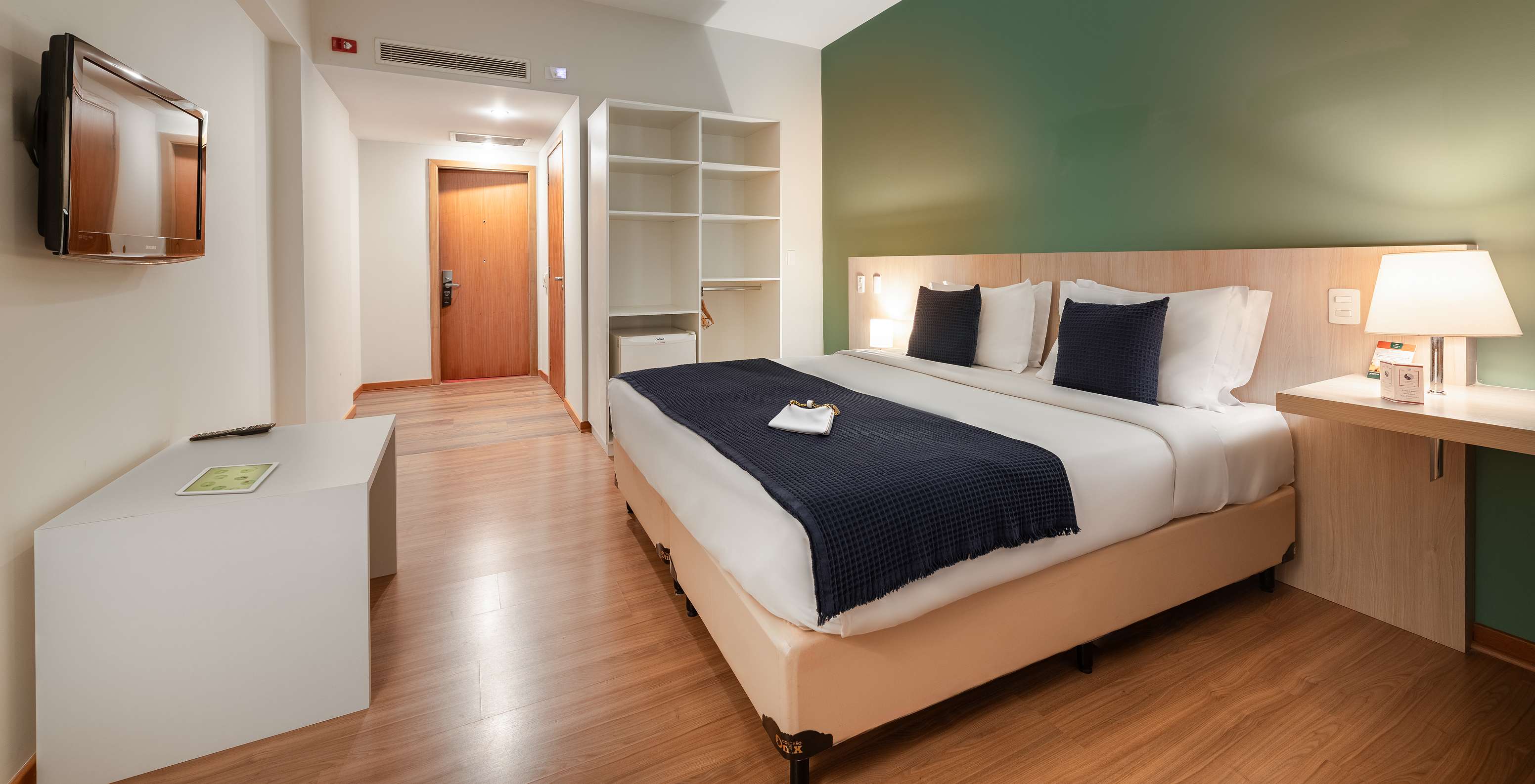 The Superior Disable at Pestana Curitiba has a spacious room with a large double bed