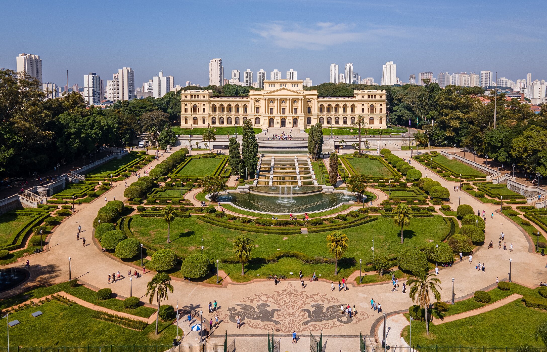 Paulista Museum in the center of São Paulo, with green gardens, pedestrian areas, and water fountains in front