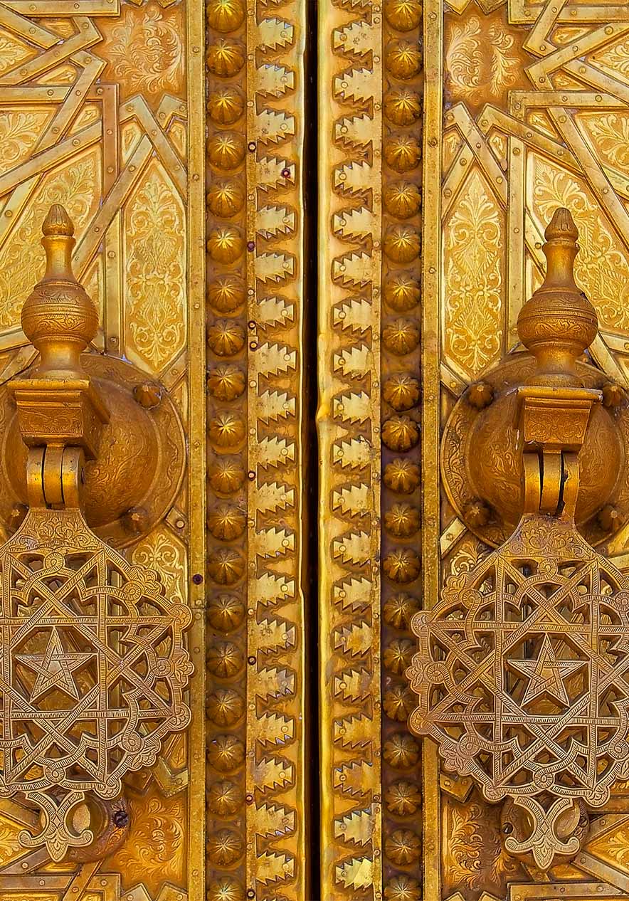 Golden carved doors at the King Palace near Pestana Casablanca, Hotel 4 Estrelas em Casablanca, Marrocos