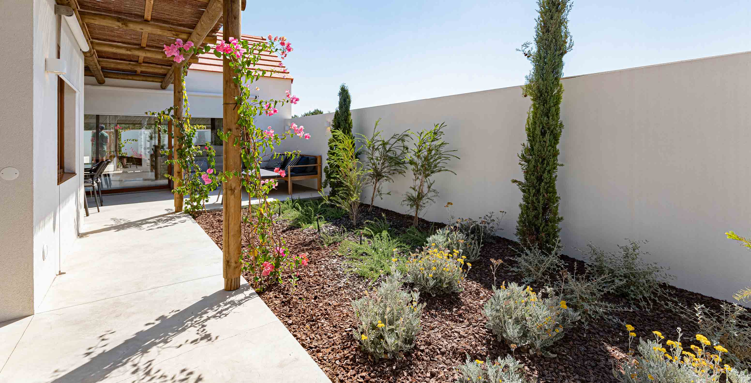 The Standard Green Villa at Pestana Comporta Village Residences has a garden with plants and a wooden pergola