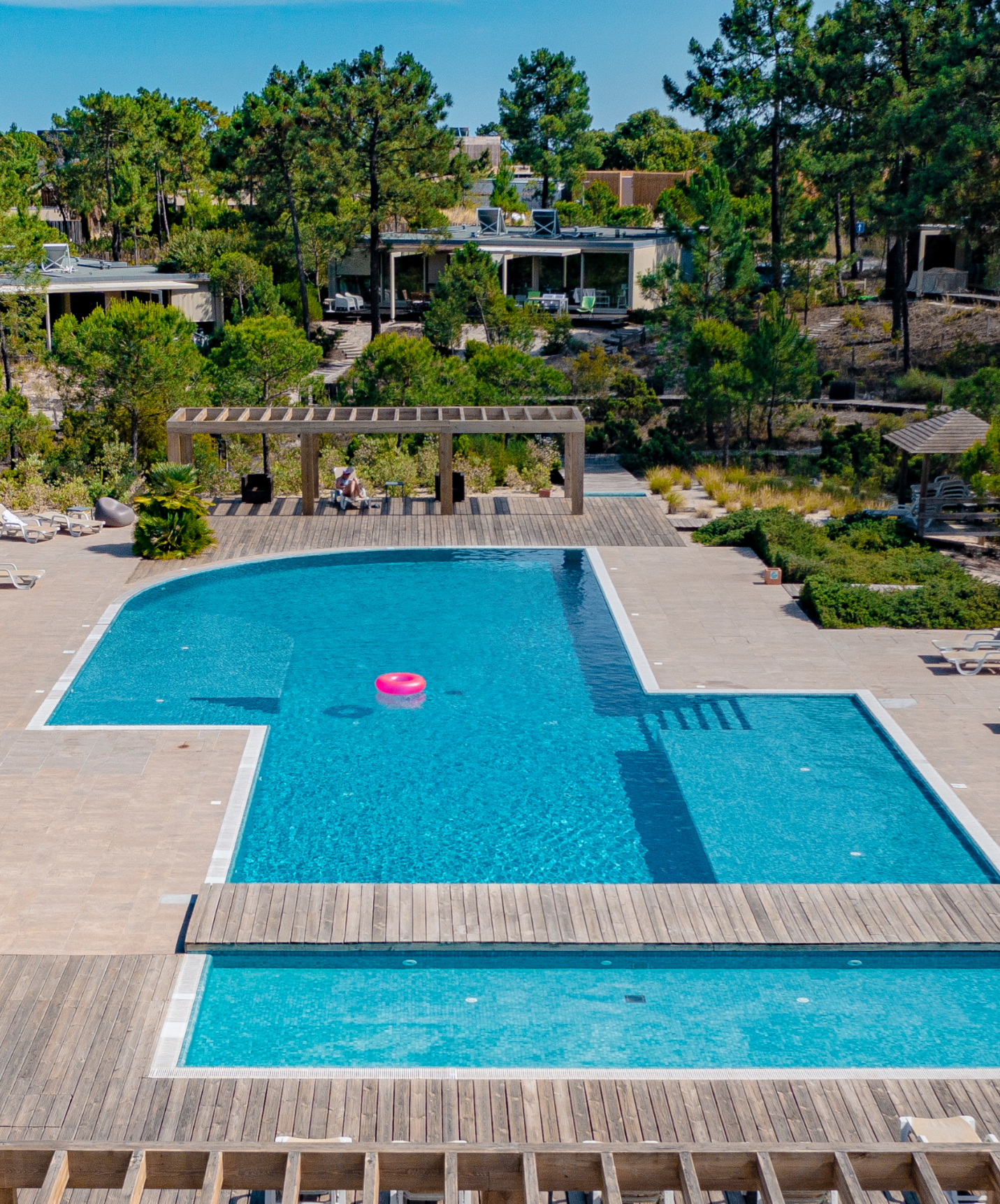 Outdoor pool at the resort in Tróia, near Comporta, with sun loungers around and nature surrounding