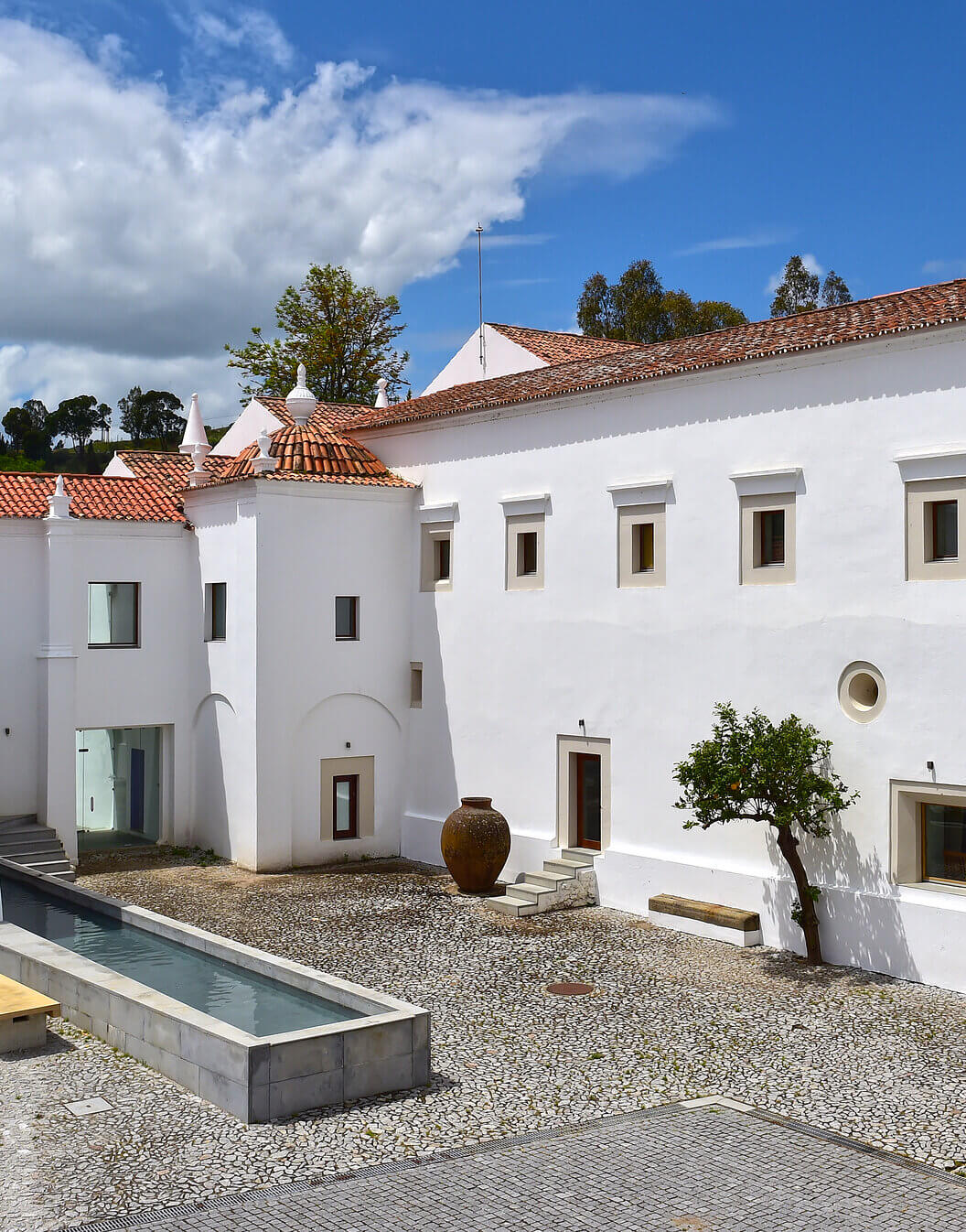 View of the inner courtyard, on a sunny day, of the Pousada Convento Arraiolos, Historic Hotel in Arraiolos