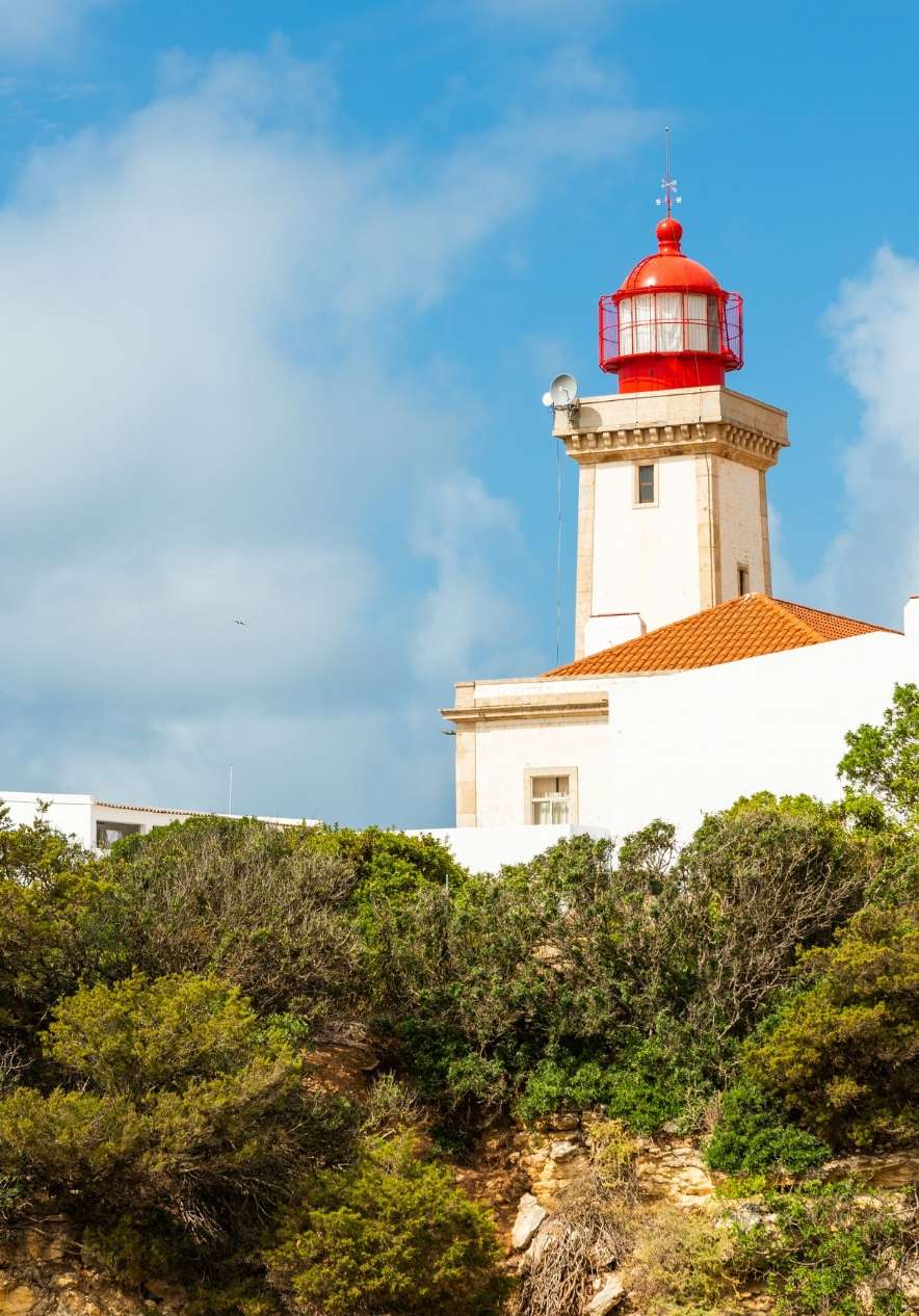 Alfanzina lighthouse near Pestana Palm Gardens, Hotel perto de Campos de Golfe no Algarve under blue skies
