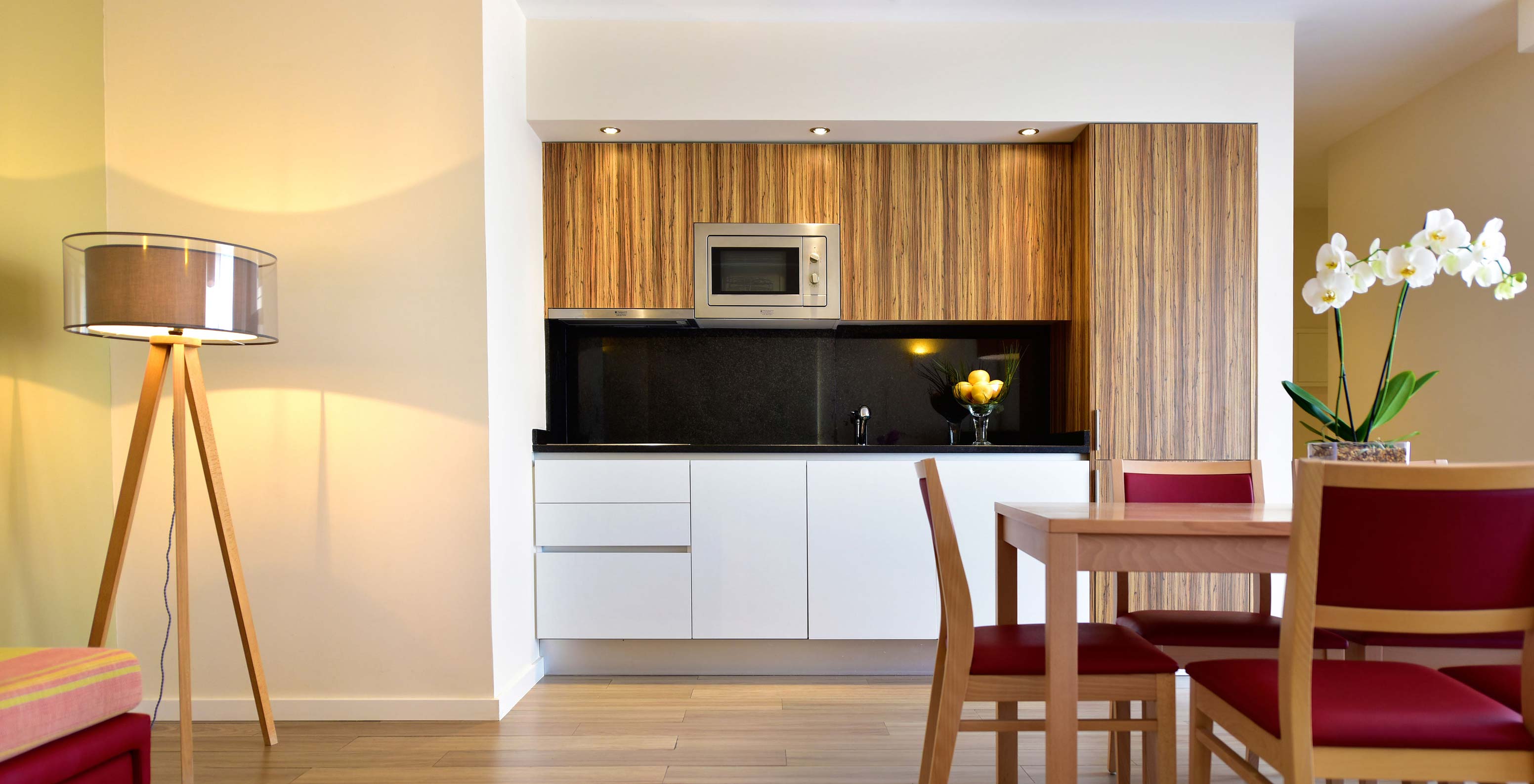 The Superior 2-Bedroom Garden View Villa at Pestana Alvor Beach Villas has a kitchen and a dining table