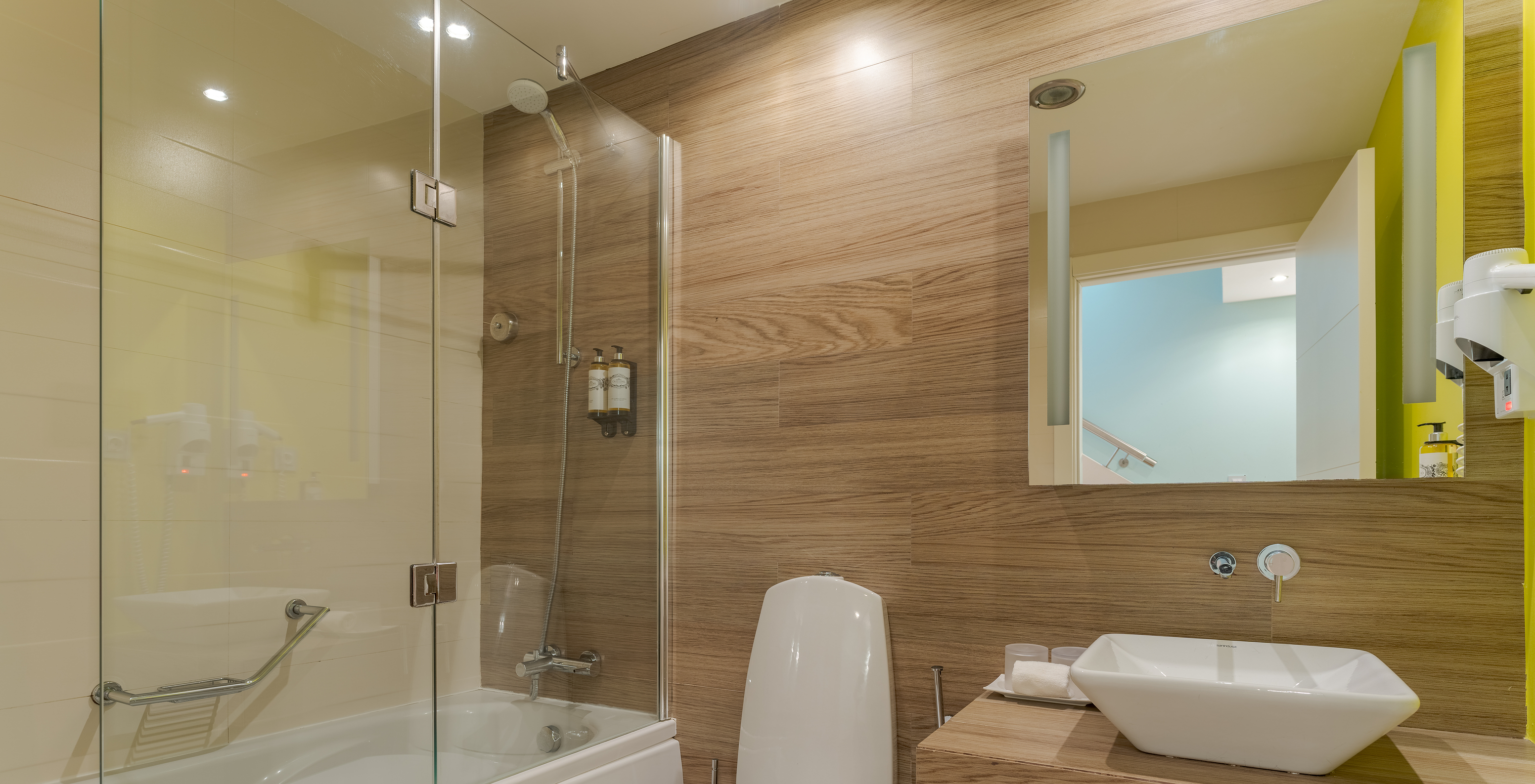 The Studio with Private Plunge Pool at Pestana Alvor Praia has a bathroom with a toilet, bathtub, and sink