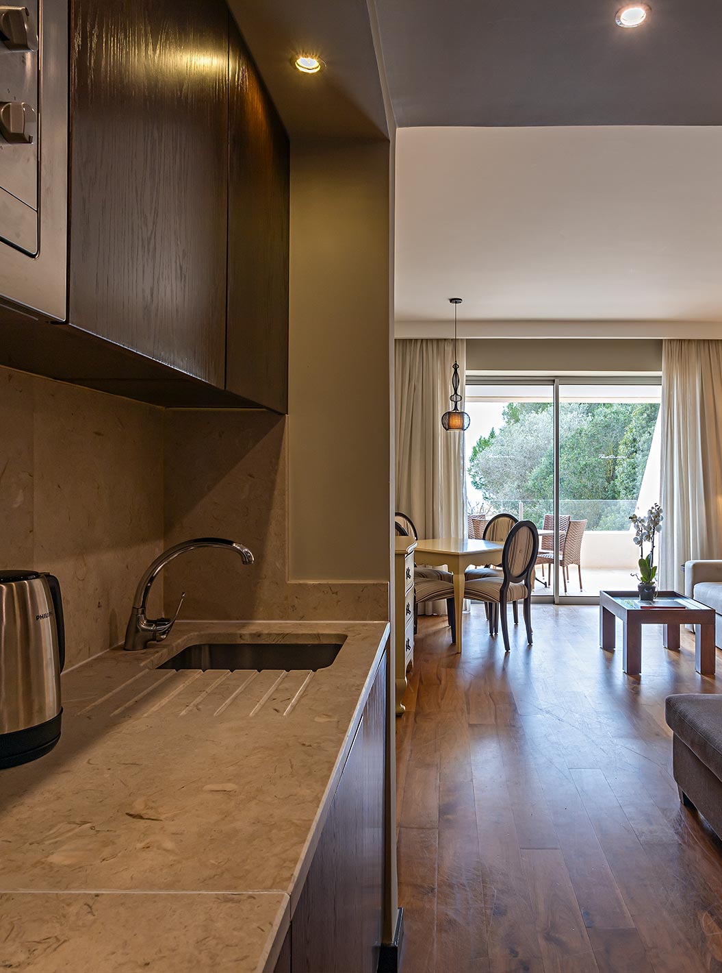 The Cliff Suite T1 at Pestana Alvor Praia has a kitchen with access to the living room, a kettle, a toaster, and a microwave