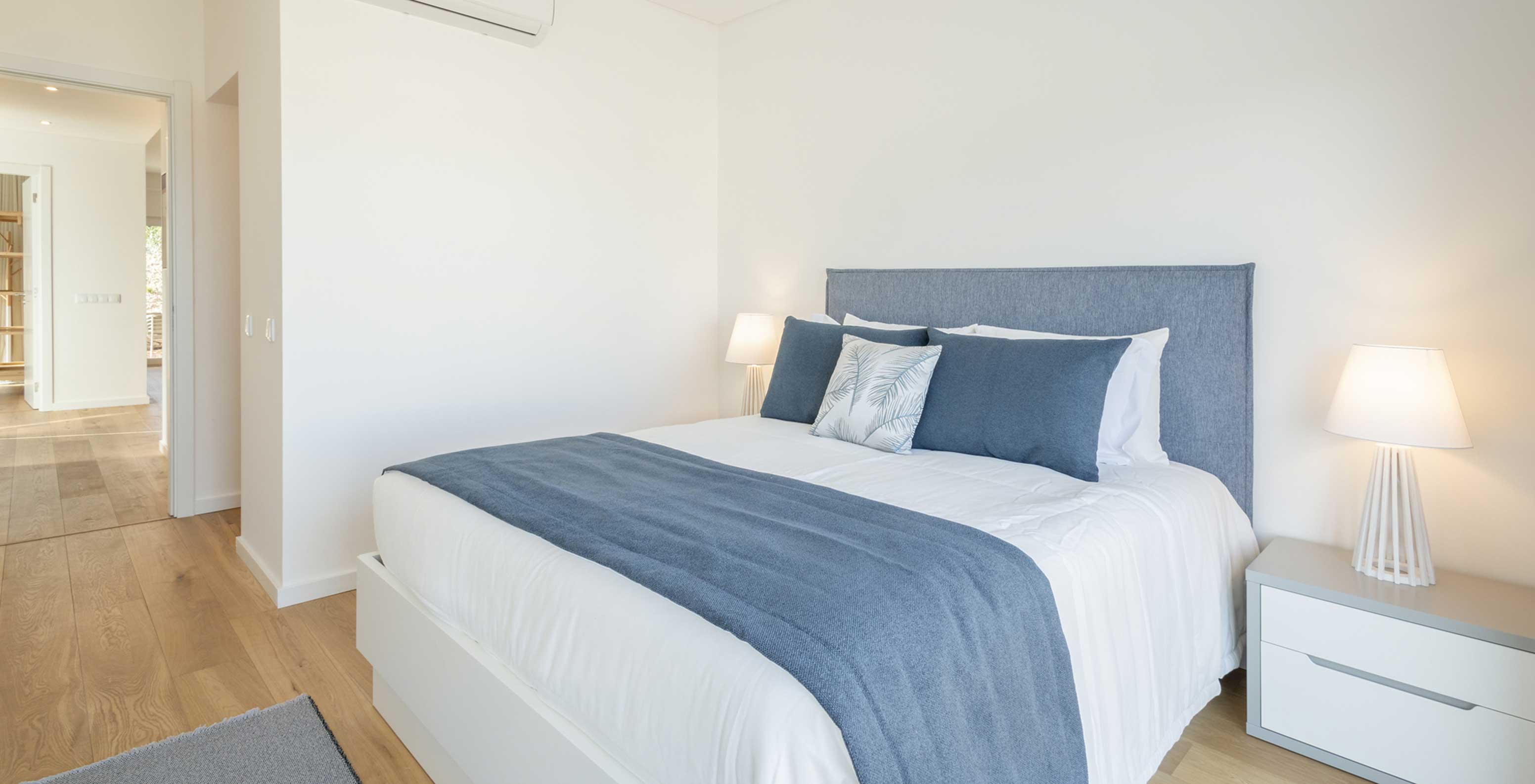 Pestana Valley Nature Village apartment with a double bed and air conditioning