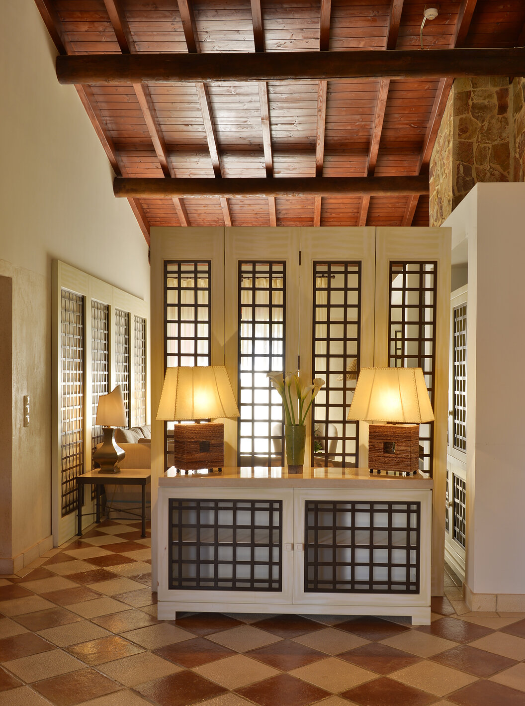 The Garden View Suite at Pestana Vila Sol - Vilamoura has an entrance with a table, two lamps, and a pitcher