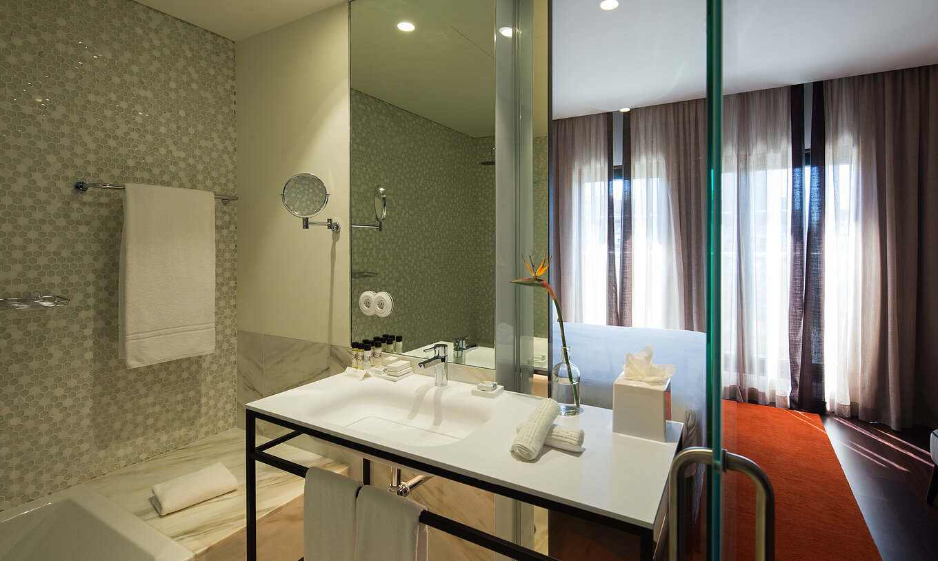 The Deluxe Executive Grand View do Pestana Porto - A Brasileira has a bathroom with bathtub and a sink