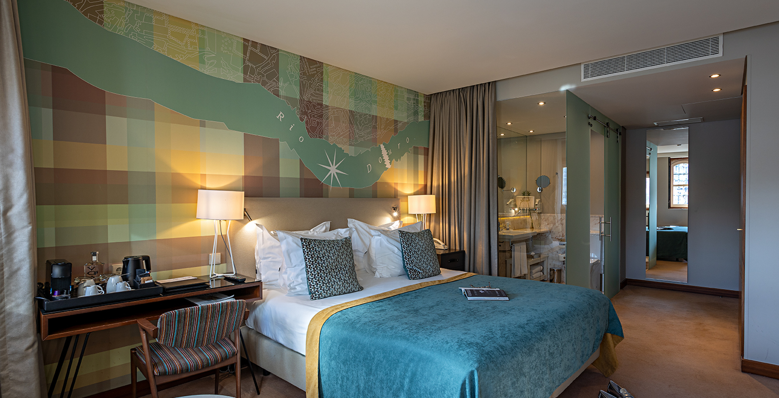 The Vintage Front View room at Pestana Vintage Porto has a bathroom with shower and bathtub, toilet, bidet and sink