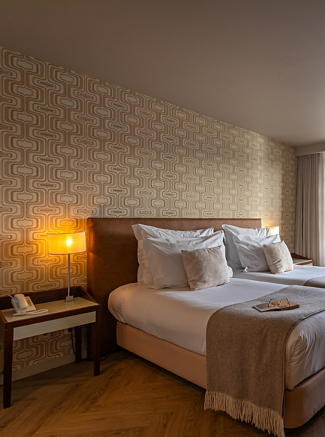 The Vintage River View at Pestana Vintage Porto has two single beds, sand-colored wallpaper and two windows