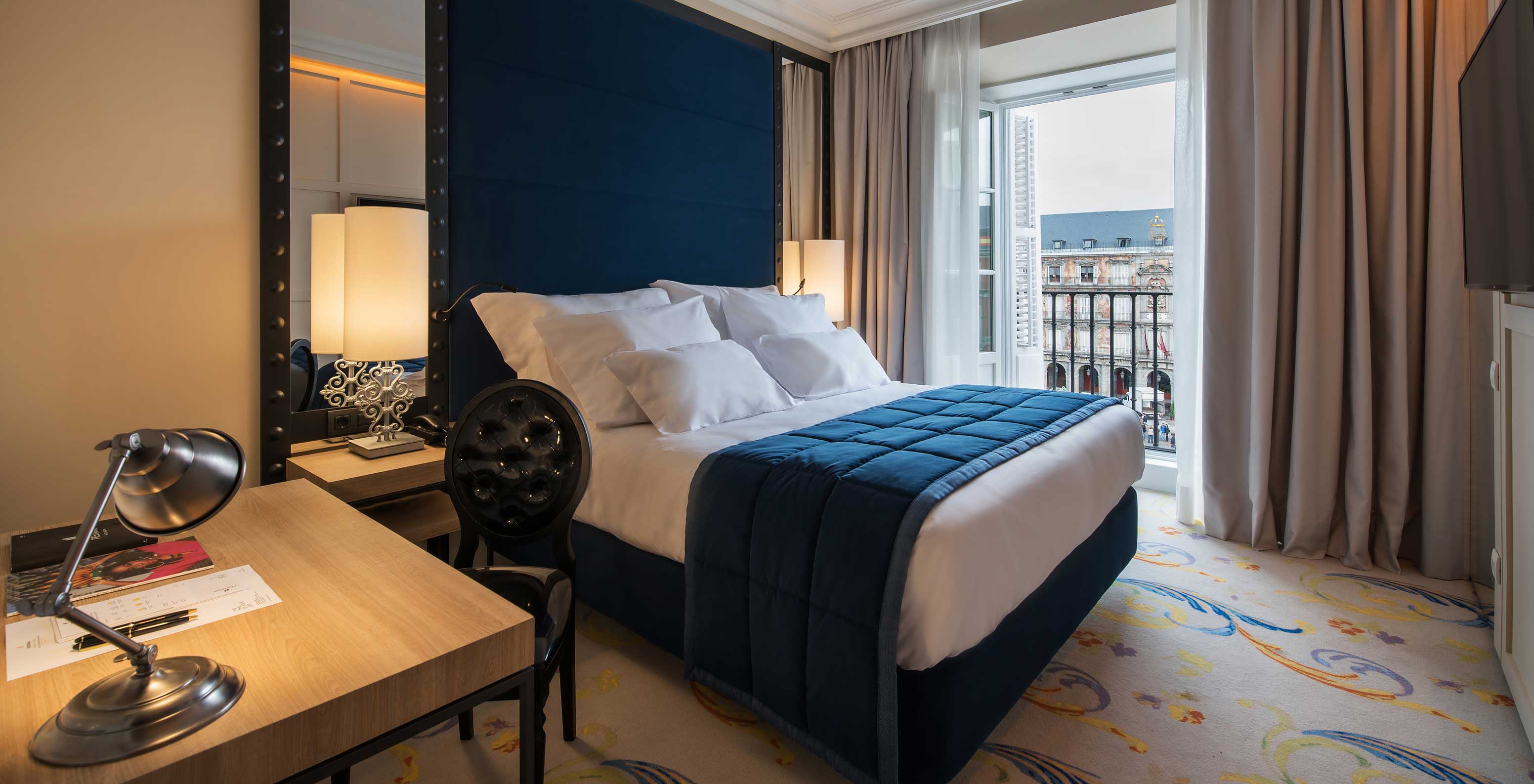 The Superior Plaza Mayor at Pestana Plaza Mayor Madrid has bed, lamp on bedside table, window
