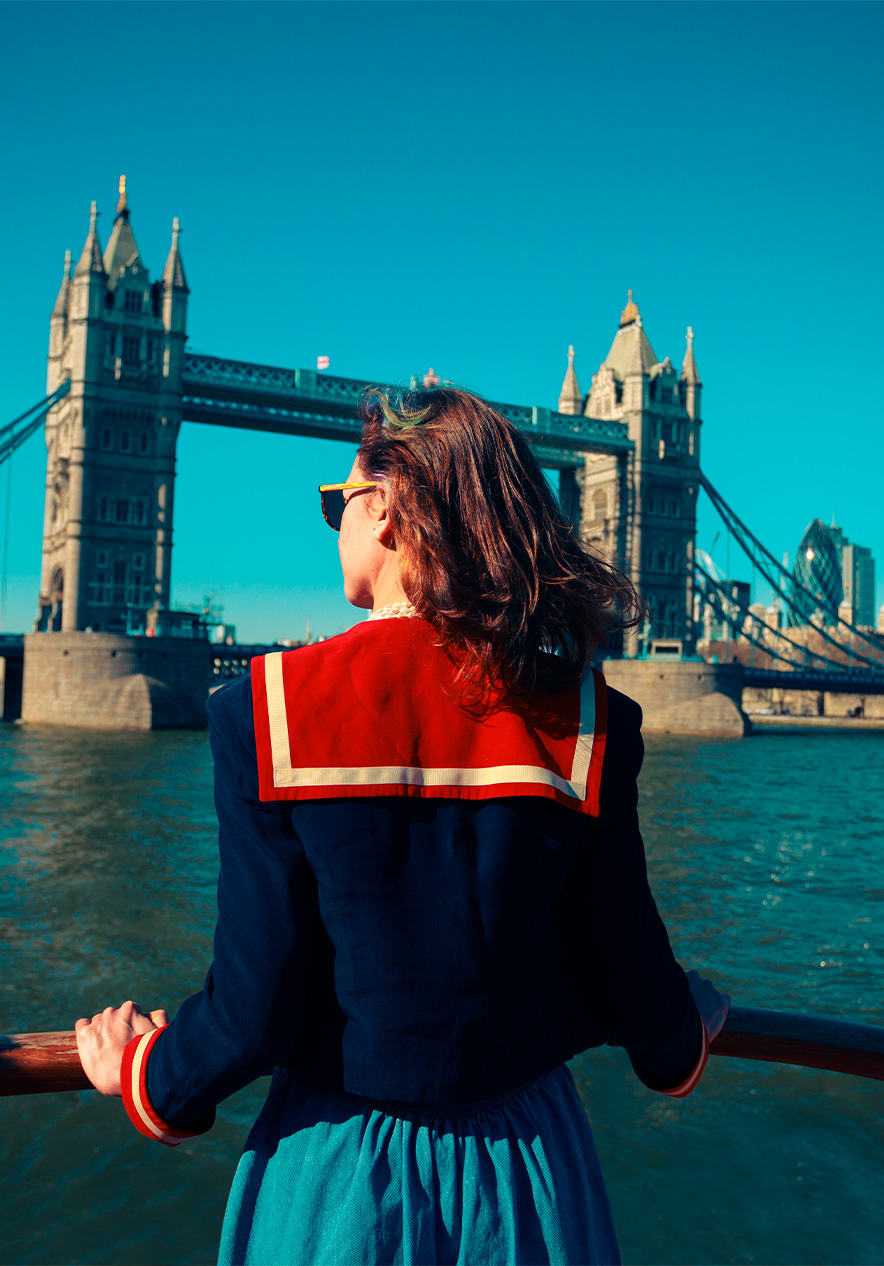 River cruise near Pestana Chelsea Bridge, Hotel 4 Estrelas em Londres with views of Tower Bridge at sunset