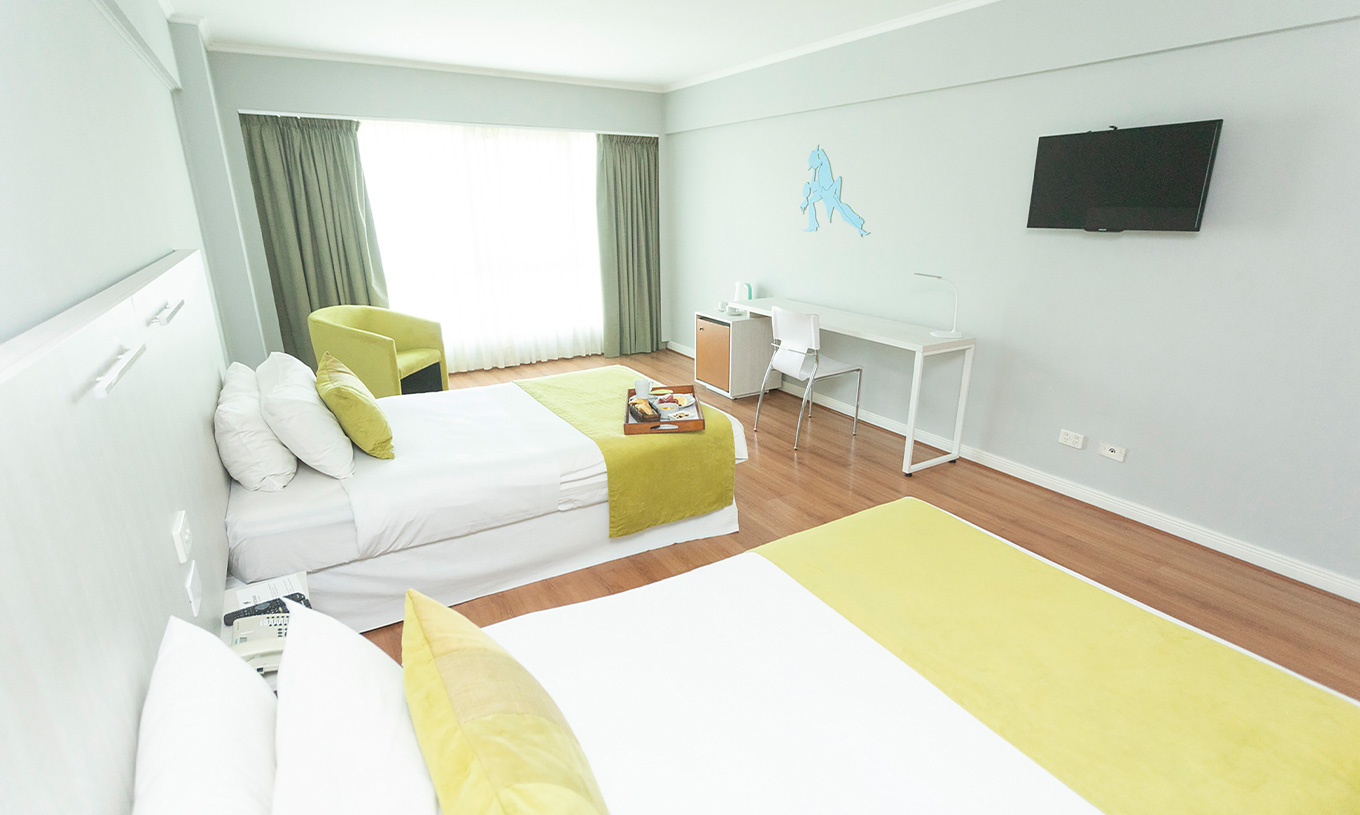 The Twin Executive Room at Pestana Buenos Aires has two single beds, a desk, a chair, and a TV