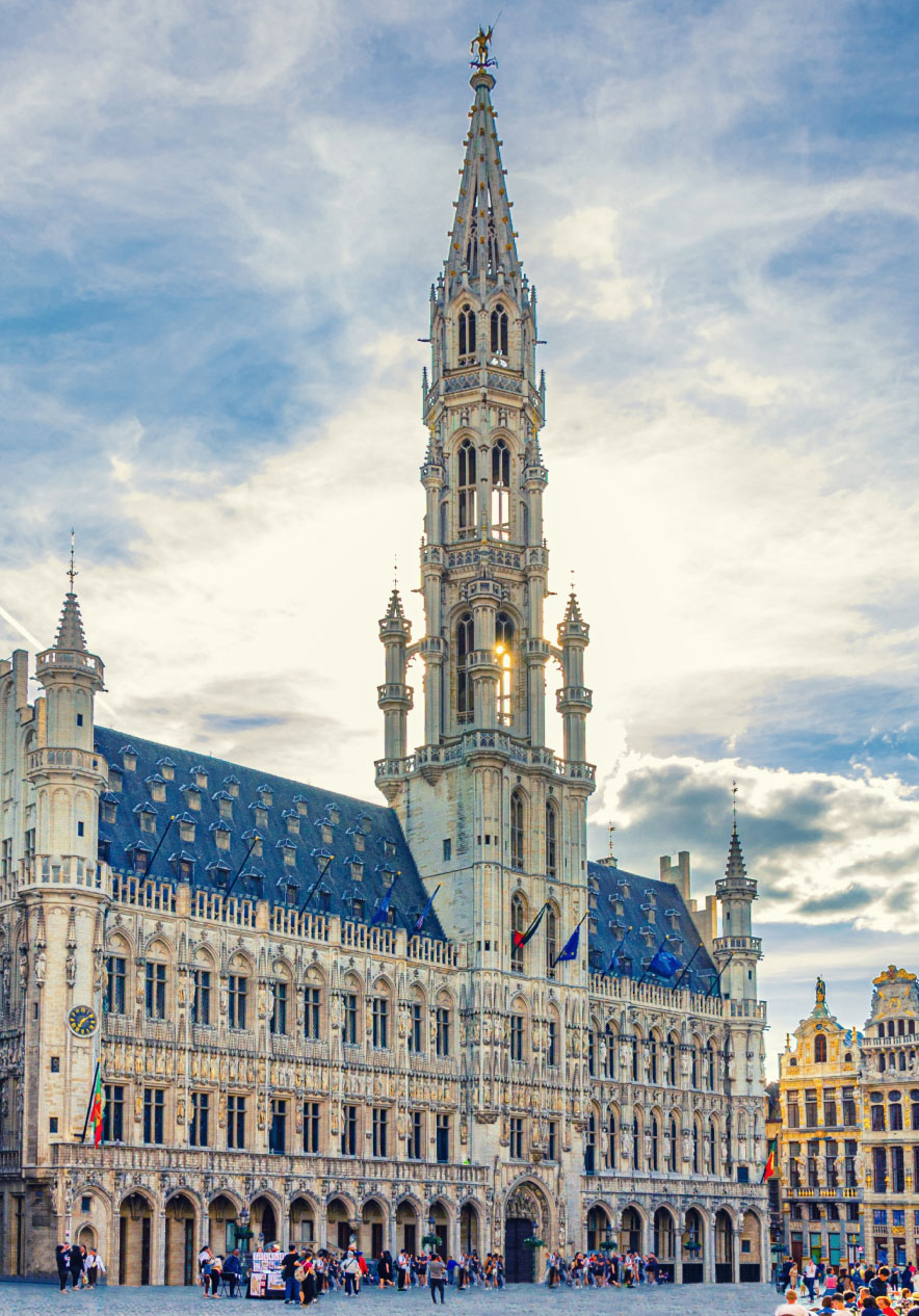 Grand Place in Brussels near Pestana Brussels Schuman, Hotel em Bruxelas, na Bélgica with ornate Gothic facade