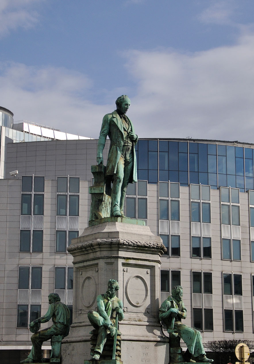 Luxembourg Square monument near Pestana Brussels Schuman, Hotel em Bruxelas, na Bélgica with modern facades