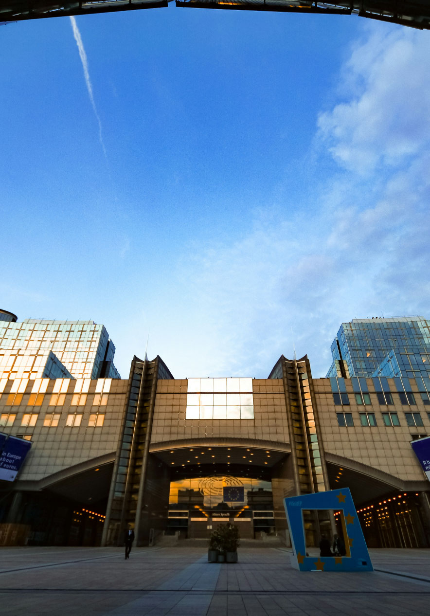 European Parliament building near Pestana Brussels Schuman, Hotel em Bruxelas, na Bélgica at sunset sky