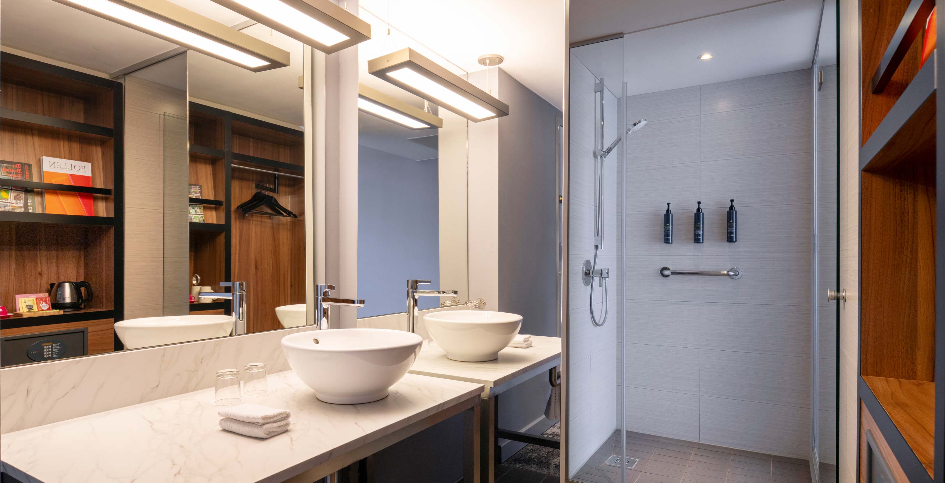 The Standard Twin at Pestana Brussels Schuman has a bathroom with a washbasin, a large mirror, and a shower