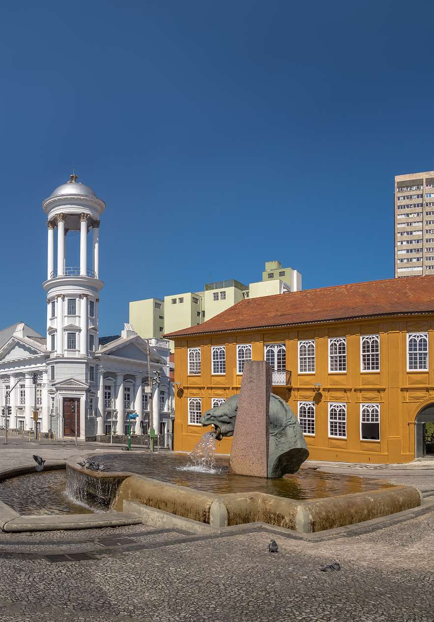 Historic square with fountain near Pestana Curitiba, Hotel em Curitiba, no Brasil under clear blue skies