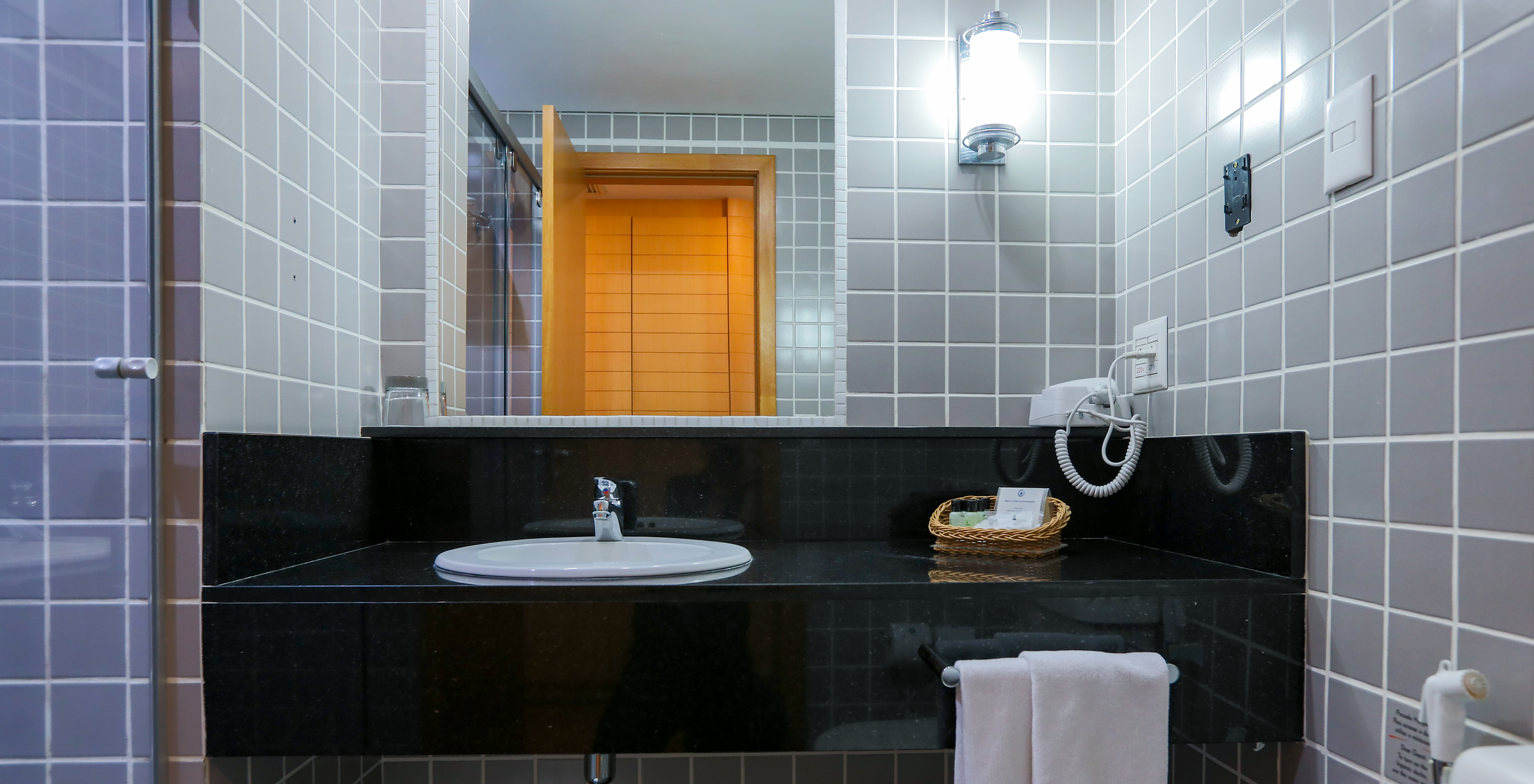 The Twin Luxury Corner at Pestana Curitiba has a bathroom with a bathtub, sink, and a toilet with a shower